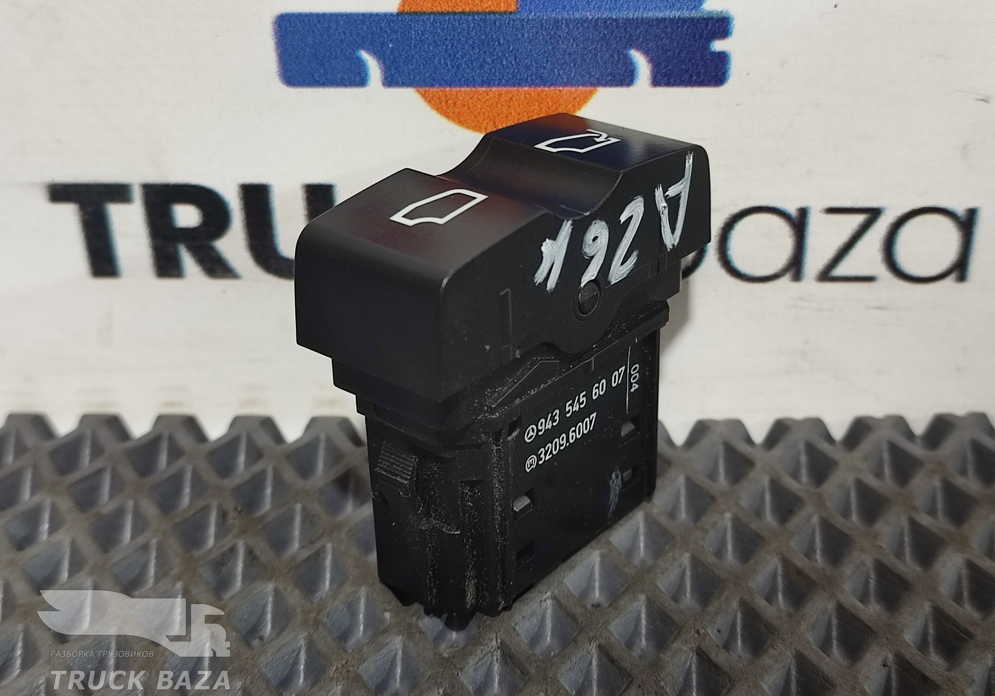 A9435456007 Кнопка люка