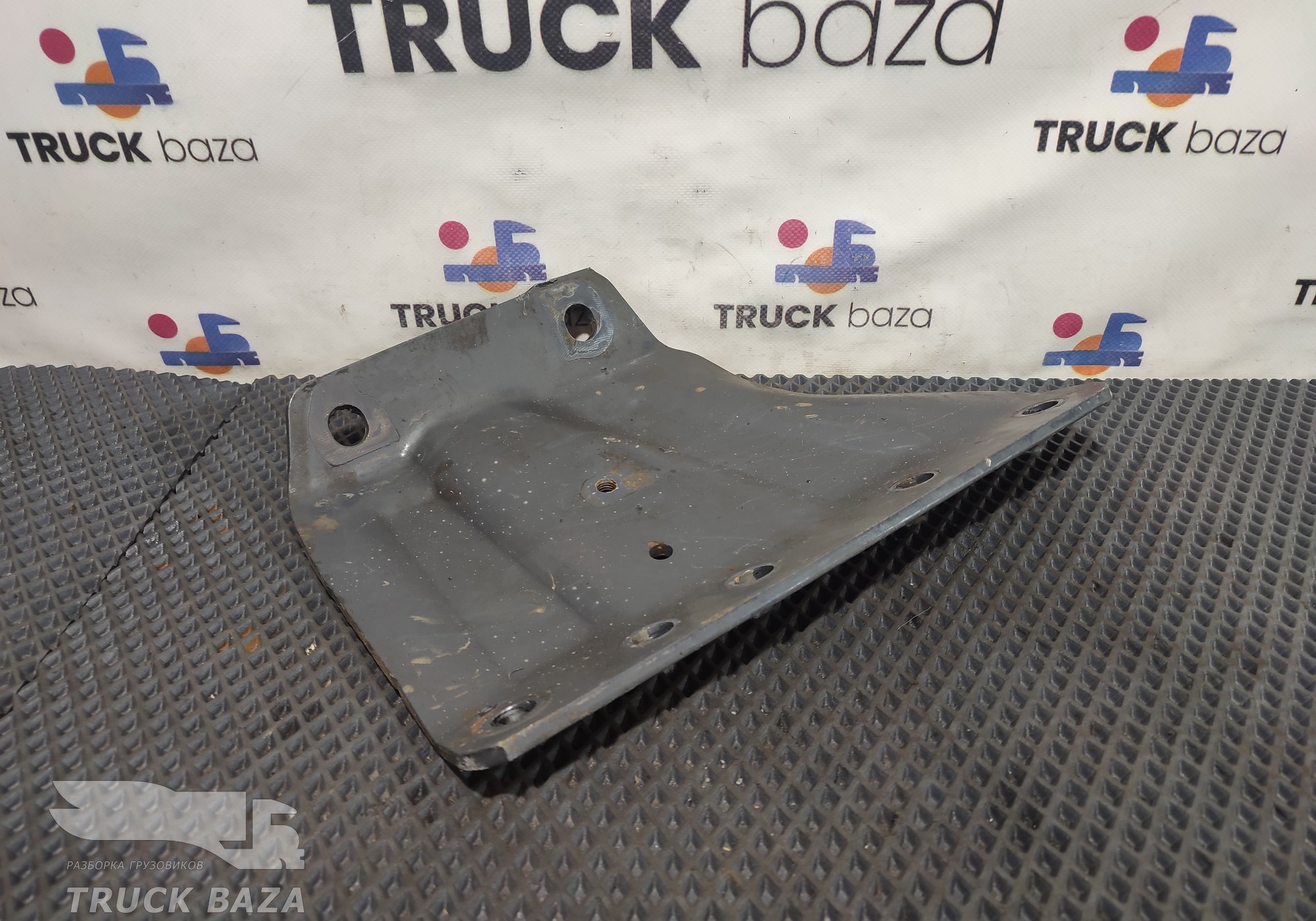 1906526 Кронштейн траверсы передний правый