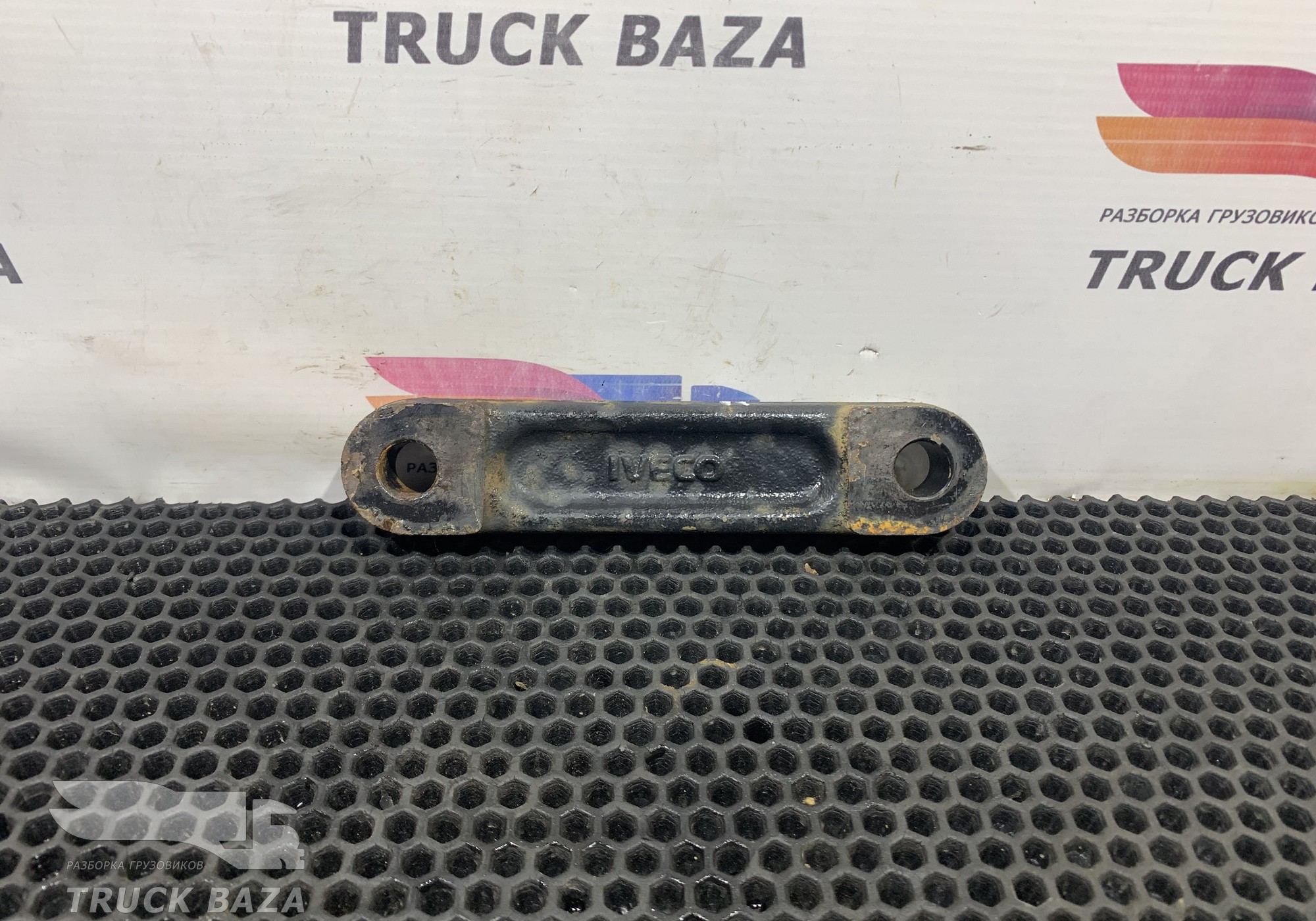 8165567 Проставка траверсы КПП для Iveco