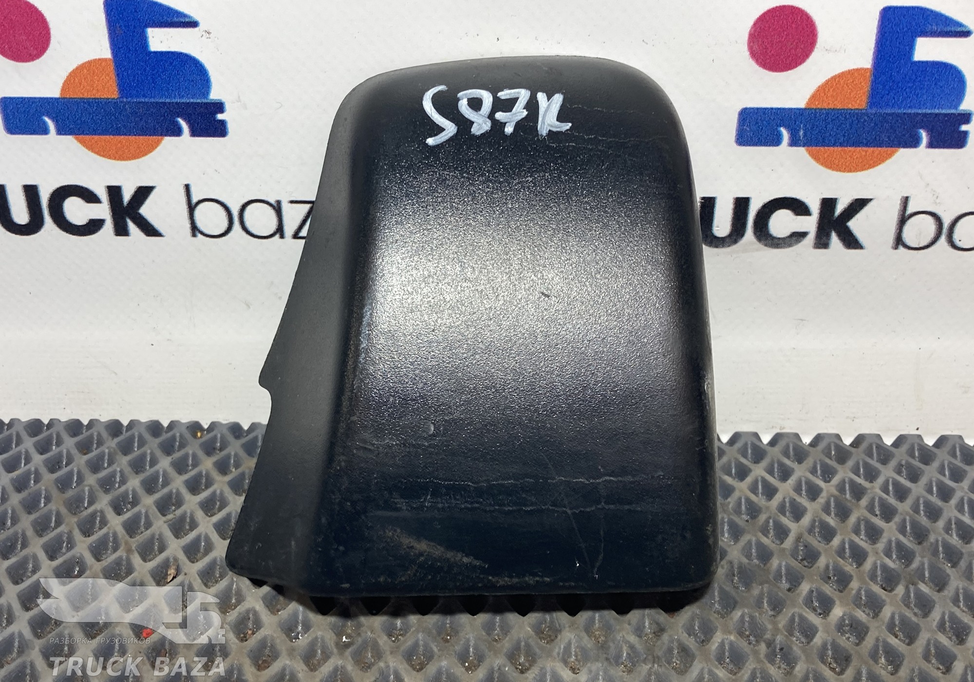 1456918 Крышка дверной петли правой