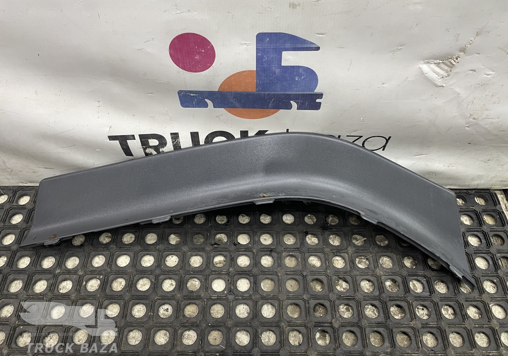 1517650 Накладка на крыло правая