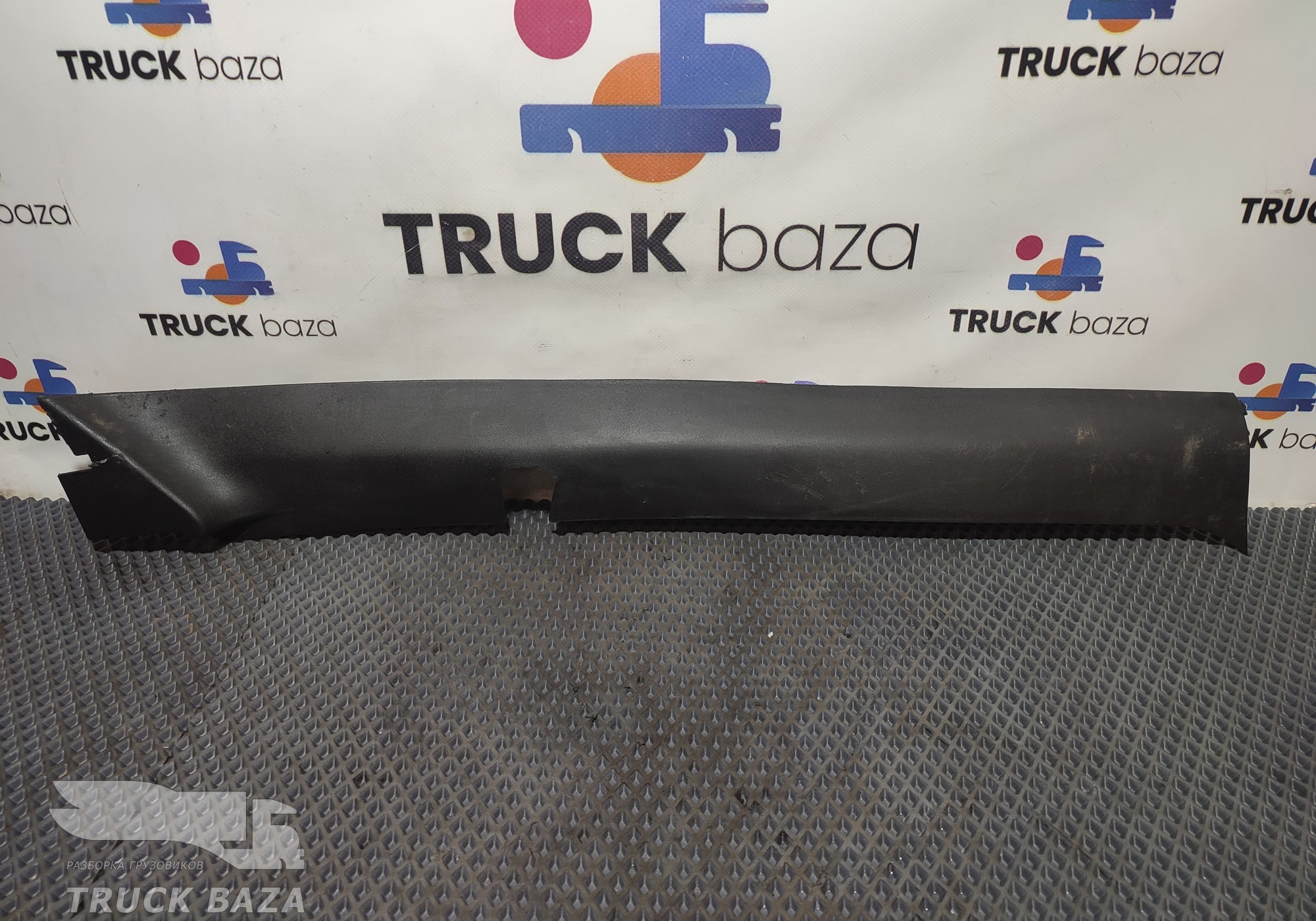 810W624300112 Накладка стойки правая