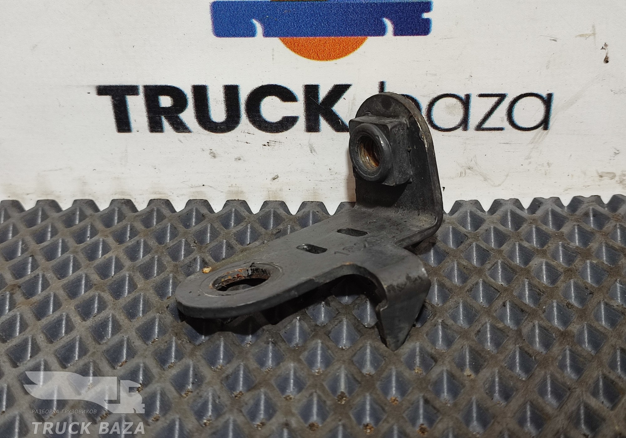 1829714 Кронштейн теплозащитного кожуха