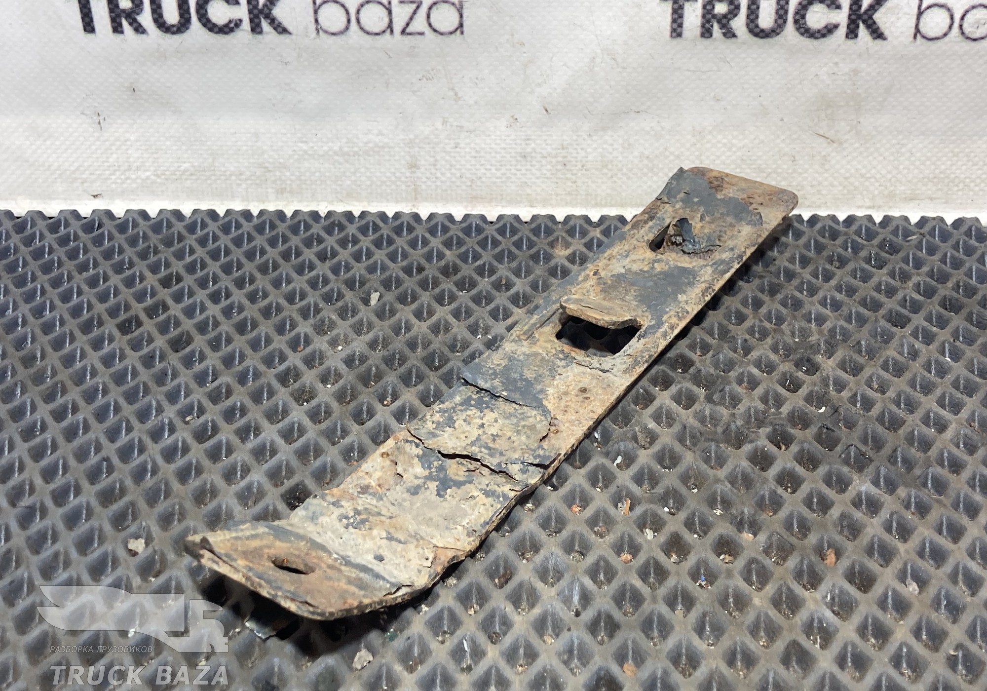 1383520 Кронштейн крыла заднего