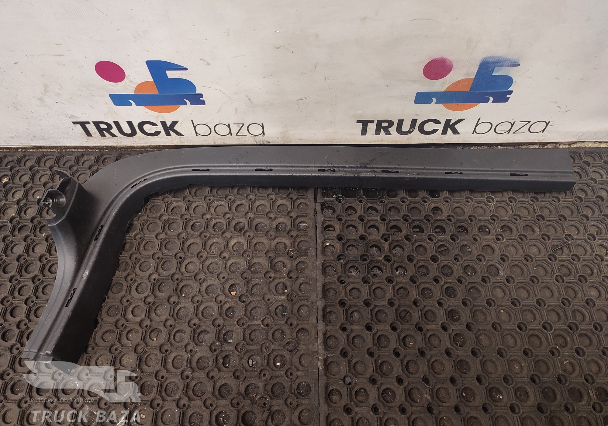 2126891 Накладка стойки двери правая