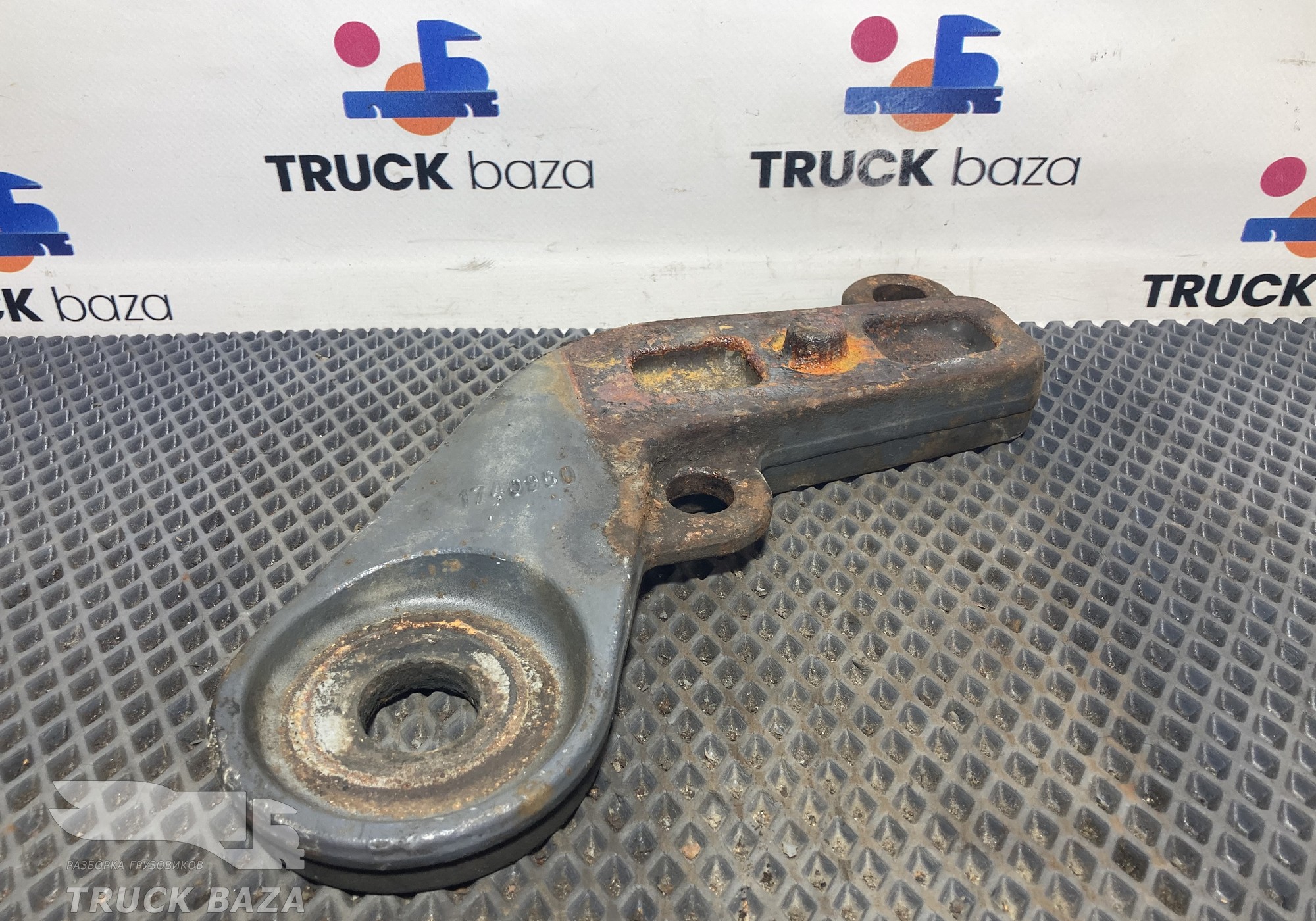 1740950 Кронштейн переднего амортизатора левый