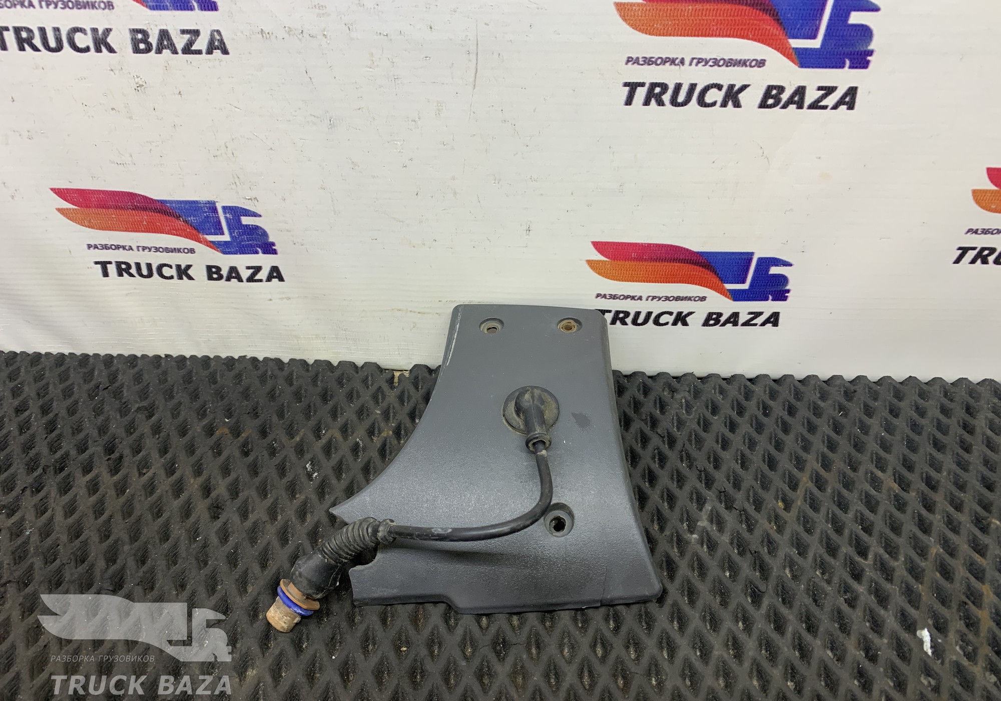 504114241 Накладка стойки левая для Iveco