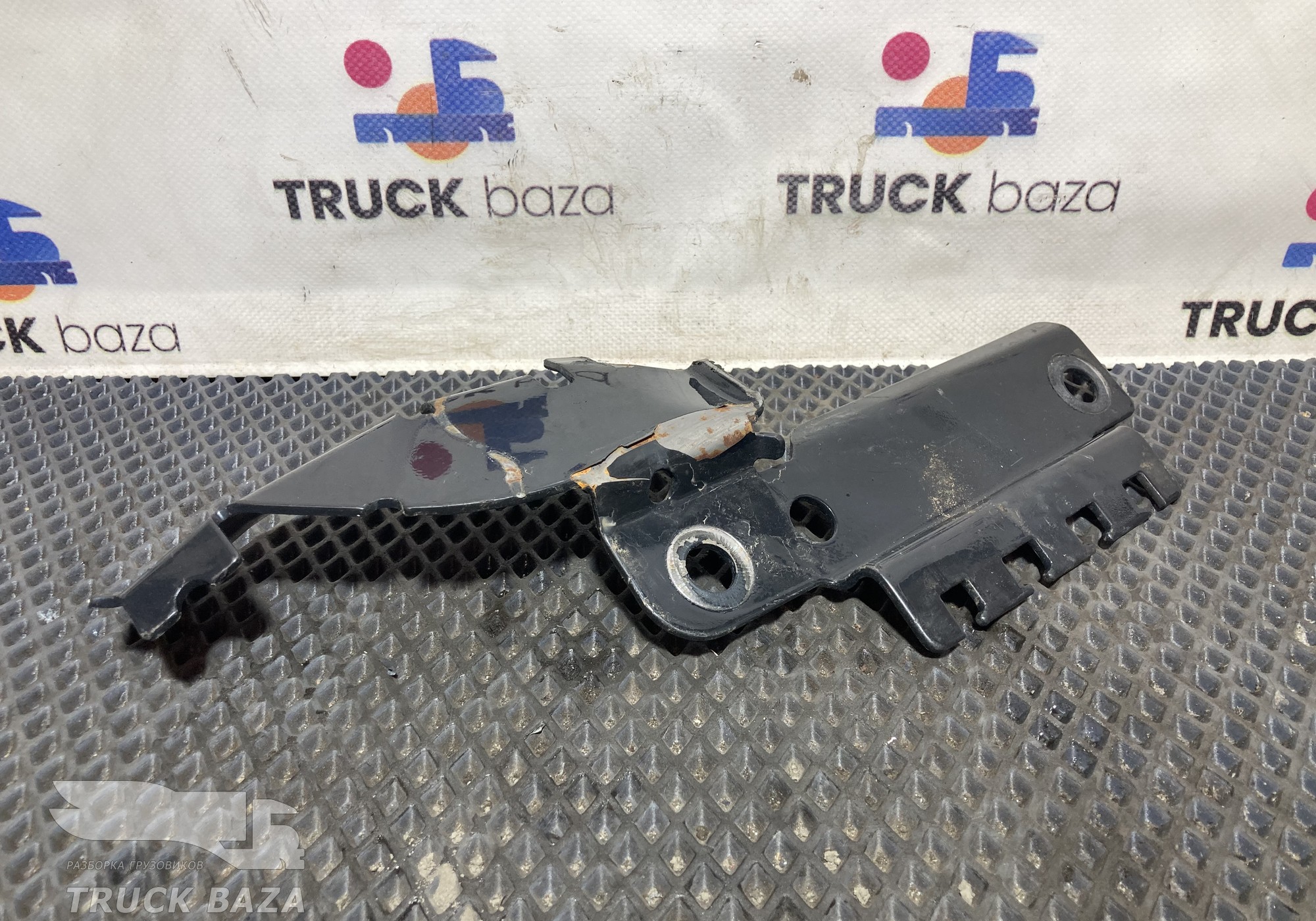 81517150221 Кронштейн тормозных трубок