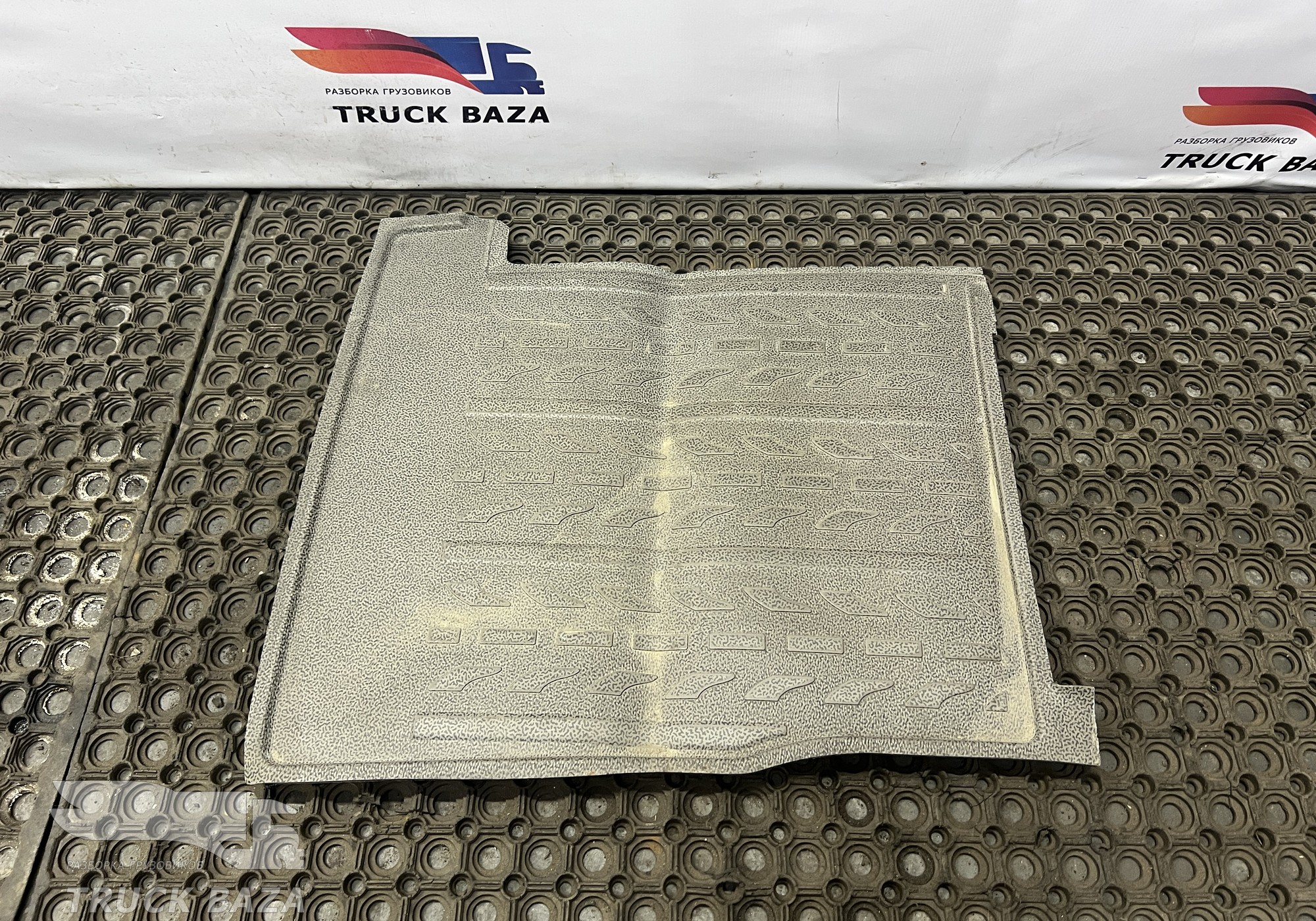 2124077 Коврик салона правый для Daf XF105 (с 2006 по 2020)