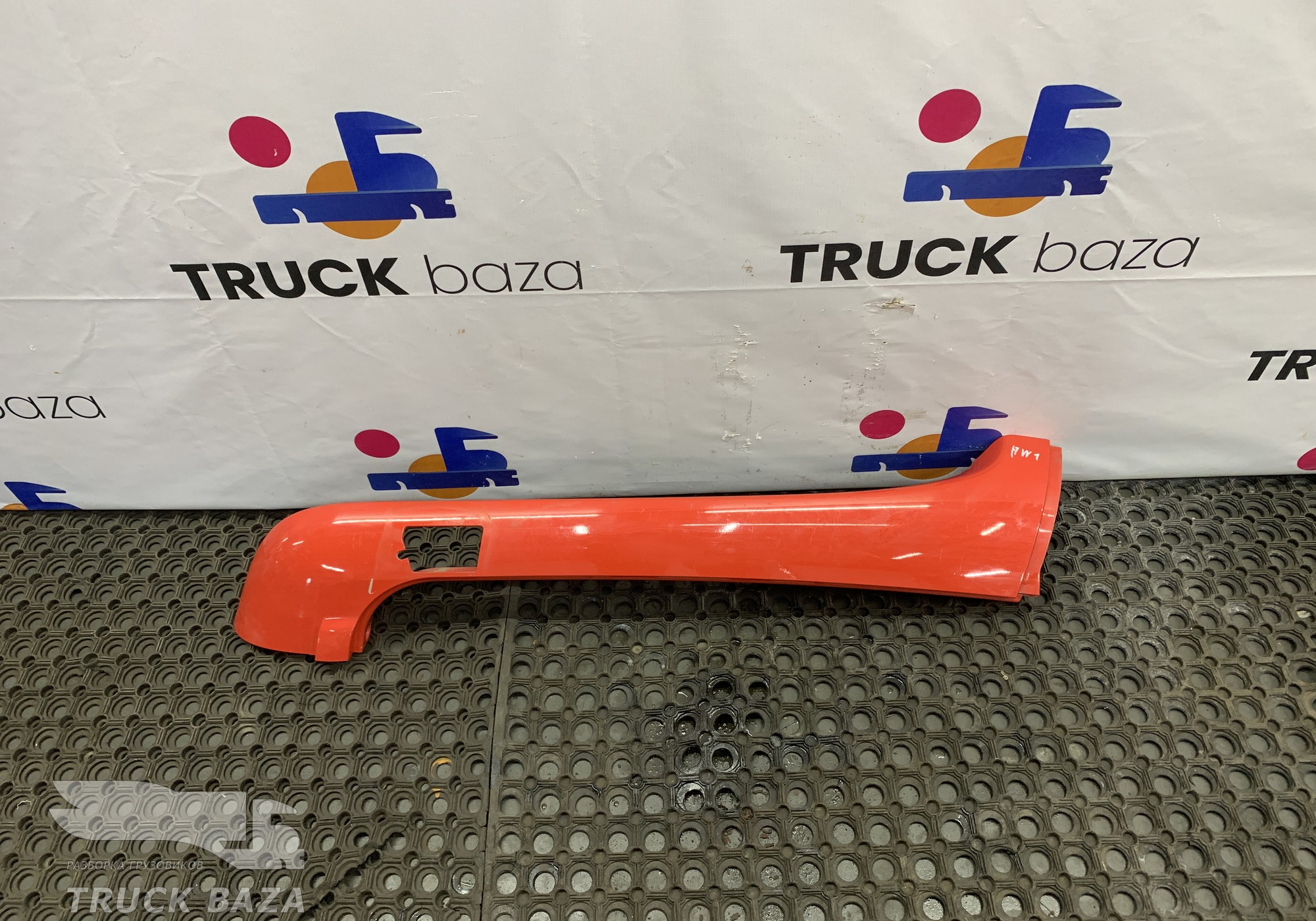 WG1662115002 Накладка стойки лобового стекла правая для Sinotruk Howo T5G