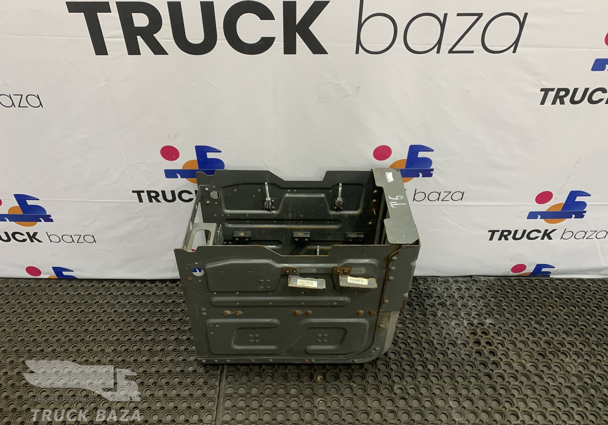 YZ900076000022 Ящик АКБ для Sinotruk Sitrak C7H