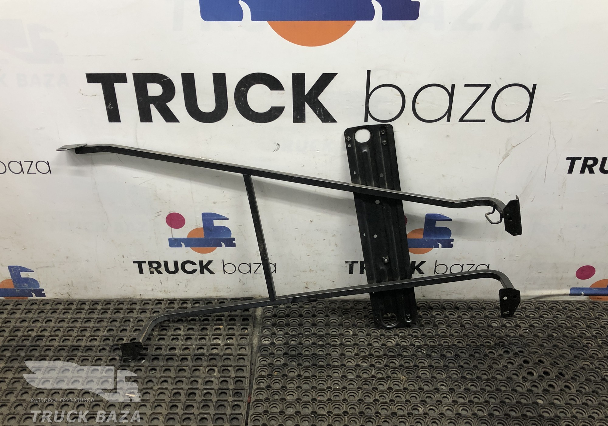 7421023320 Кронштейн обшивки салона правый для Renault Magnum III E-tech (с 2001 по 2005)