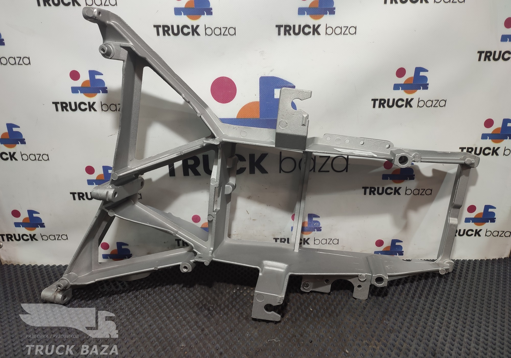 1396936 Кронштейн фары левой