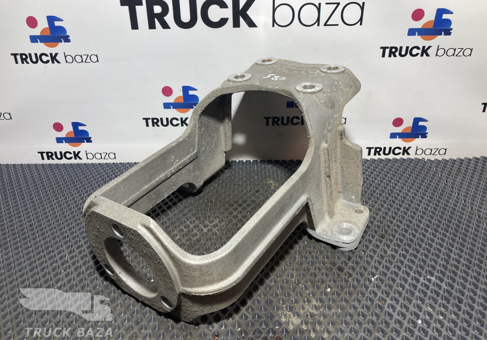 2007105 Кронштейн амортизатора кабины