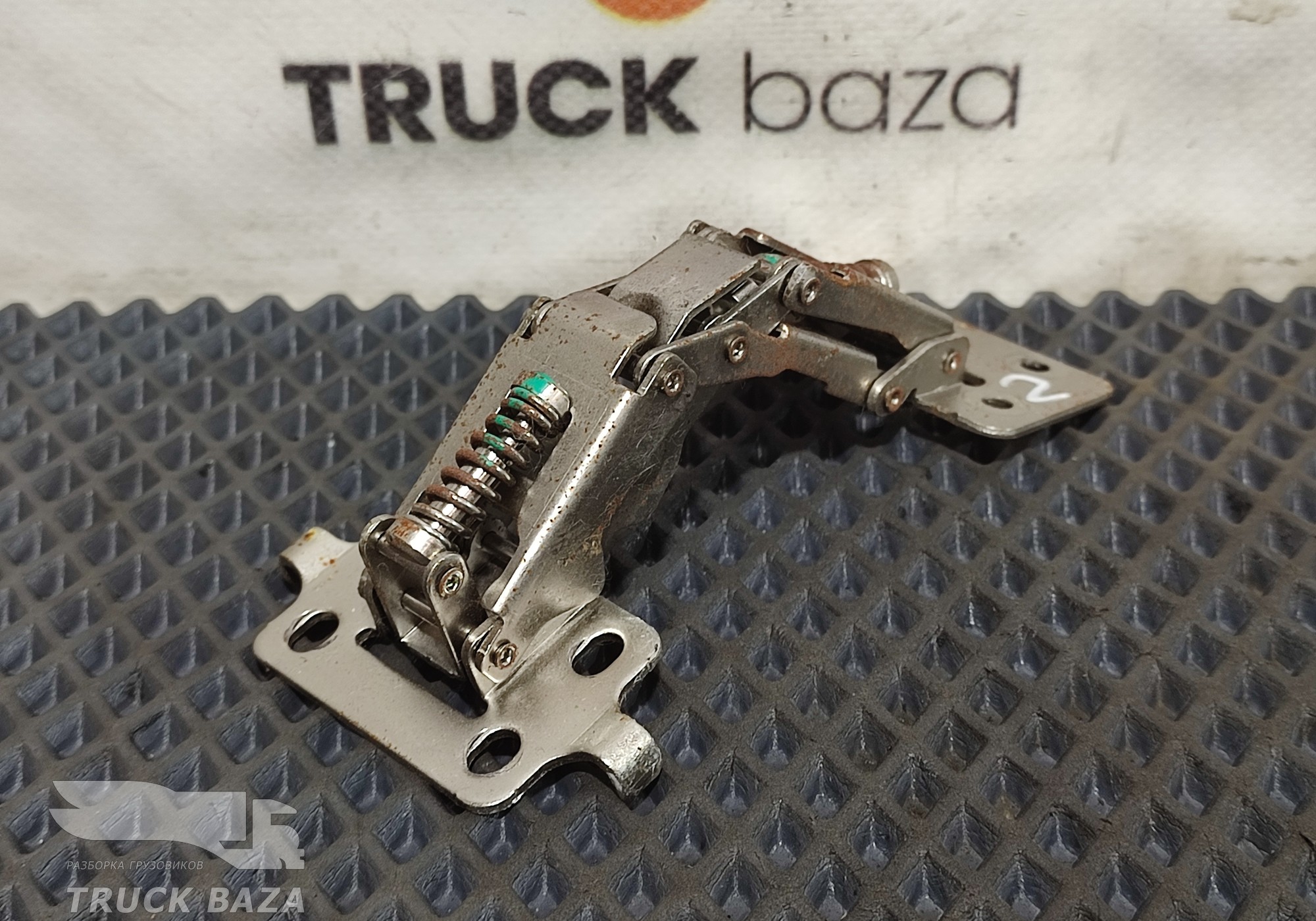 Петля крышки бардачка для Sinotruk Sitrak C7H