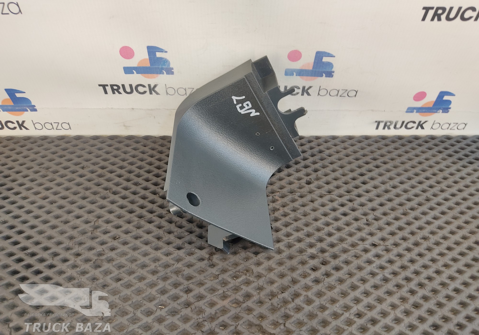 81629300185 Накладка внутренняя правая