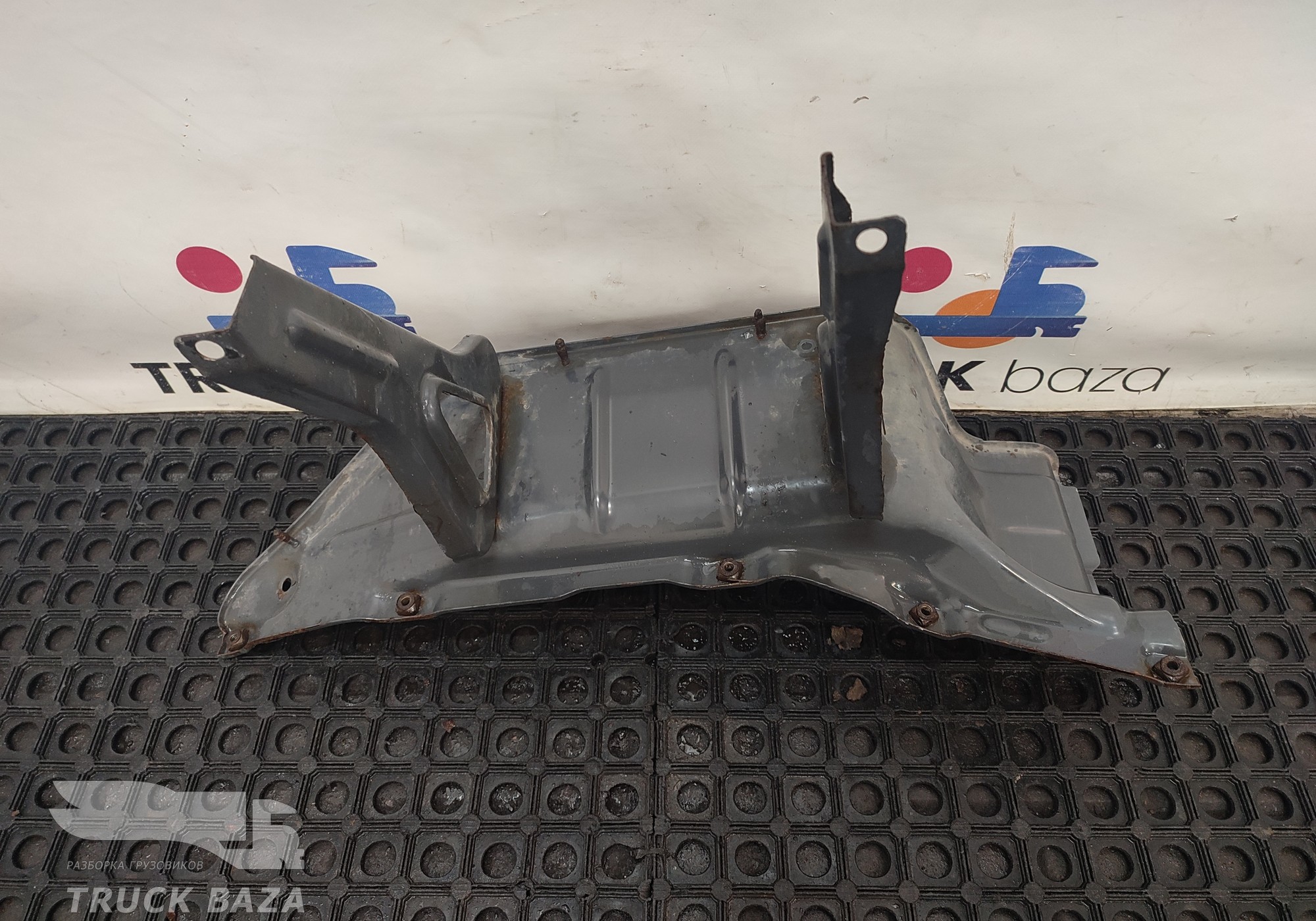 1426108 Кронштейн подножки правой