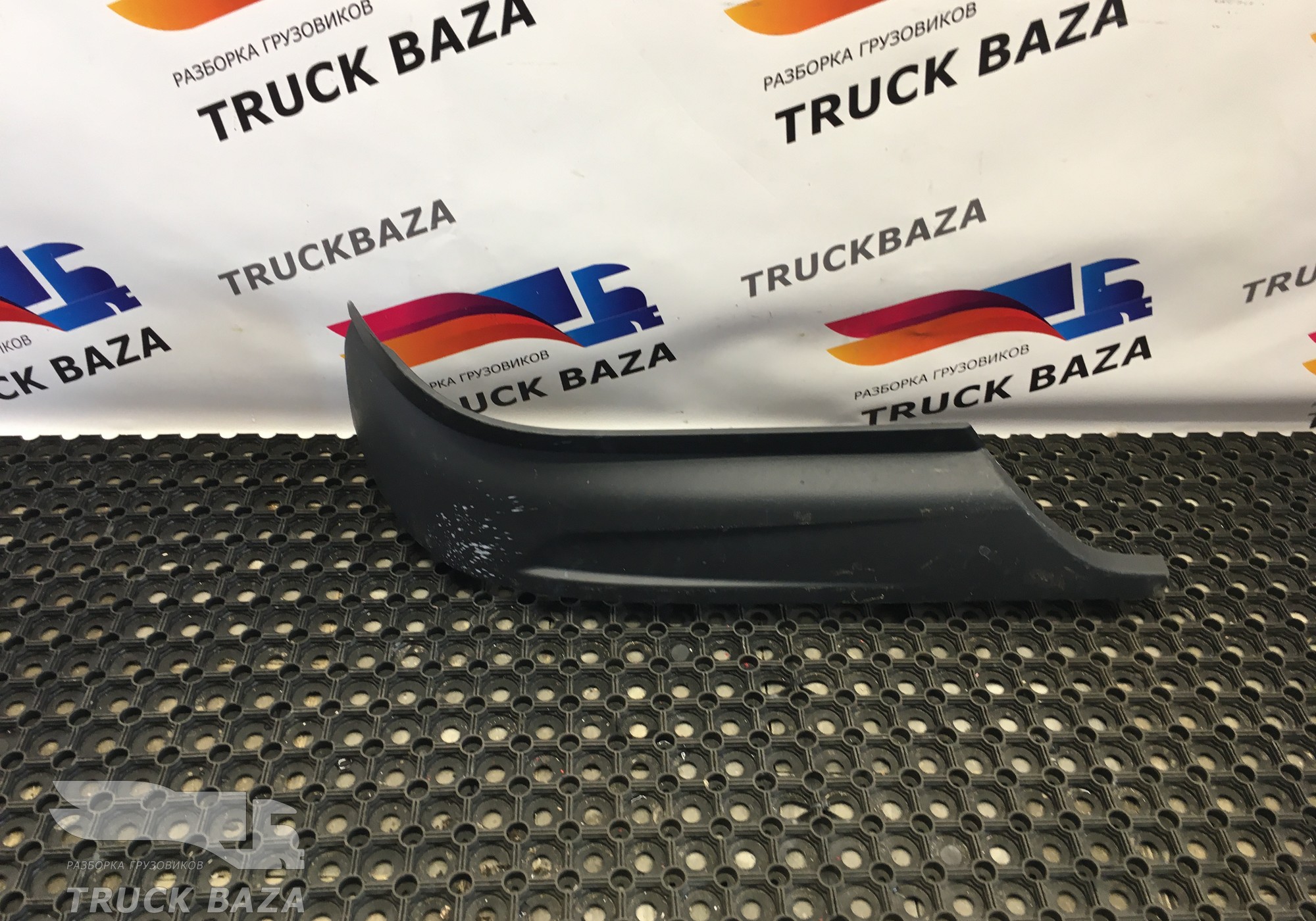 21316577 Накладка переднего бампера правая для Volvo FM