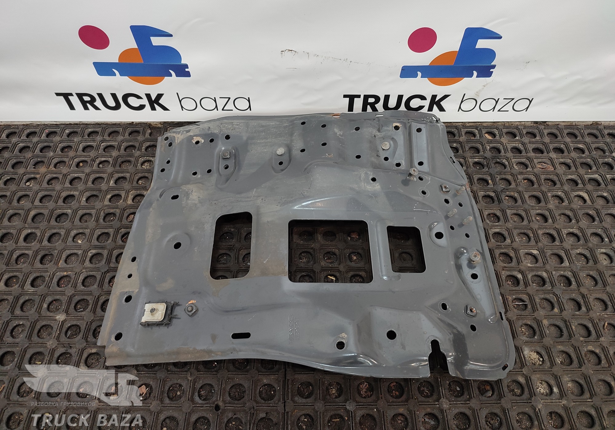 2626271 Кронштейн подножки правый для Scania 6-series