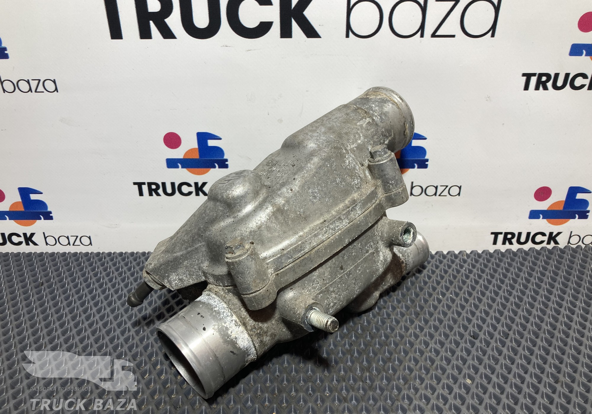 2378989 Корпус термостата