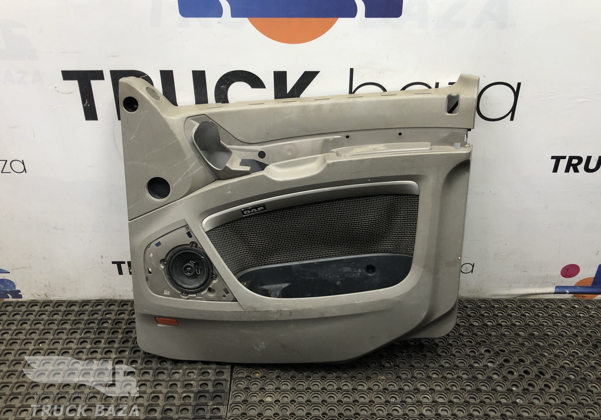 1679386 Обшивка двери правой для Daf