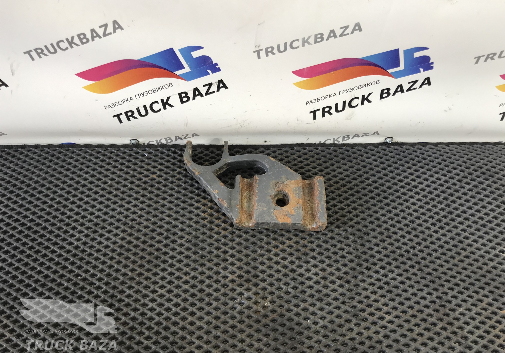 20703965 Кронштейн амортизатора правый для Volvo
