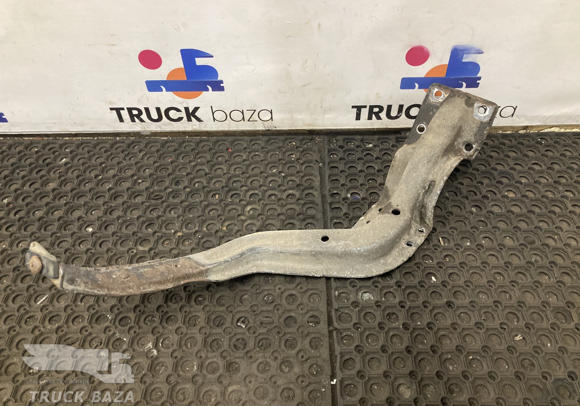 1866050 Кронштейн крыла правого