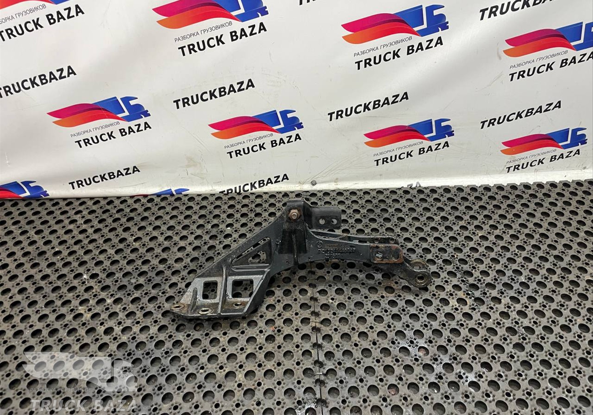 DZ13241440047 Кронштейн кабины задний левый для Shacman X3000 (с 2014)