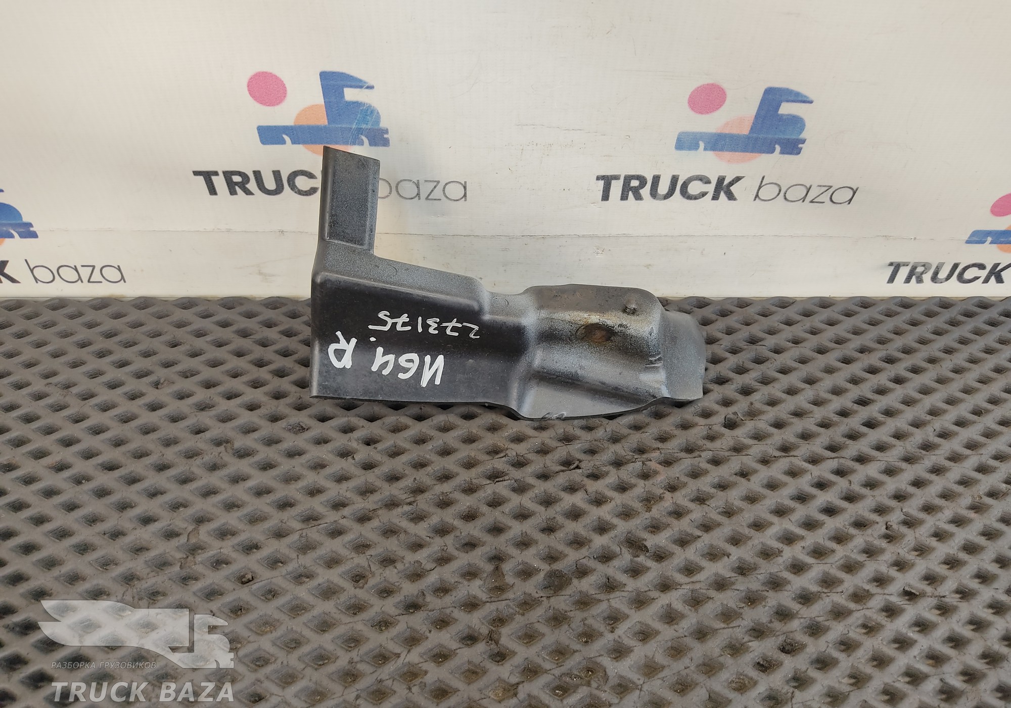 81611440016 Защитный кожух капота правый