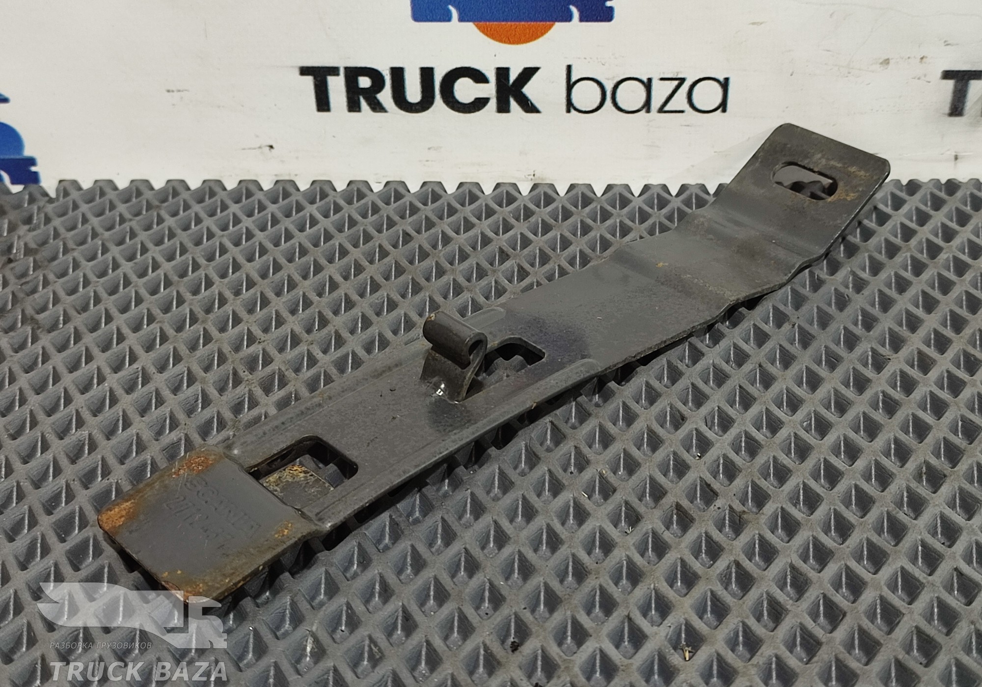 2712437 Кронштейн крыла