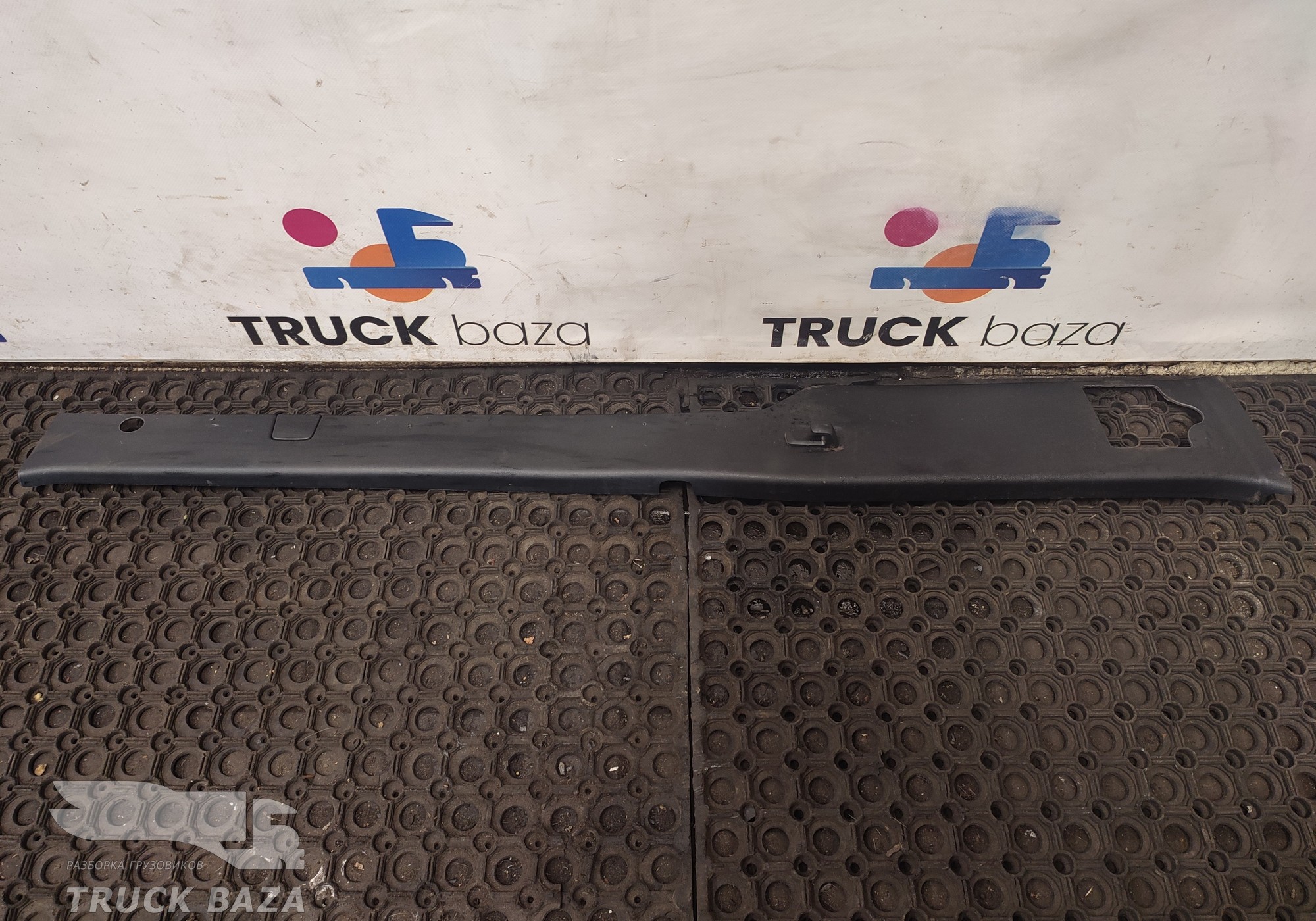 2552774 Накладка стойки кабины правая