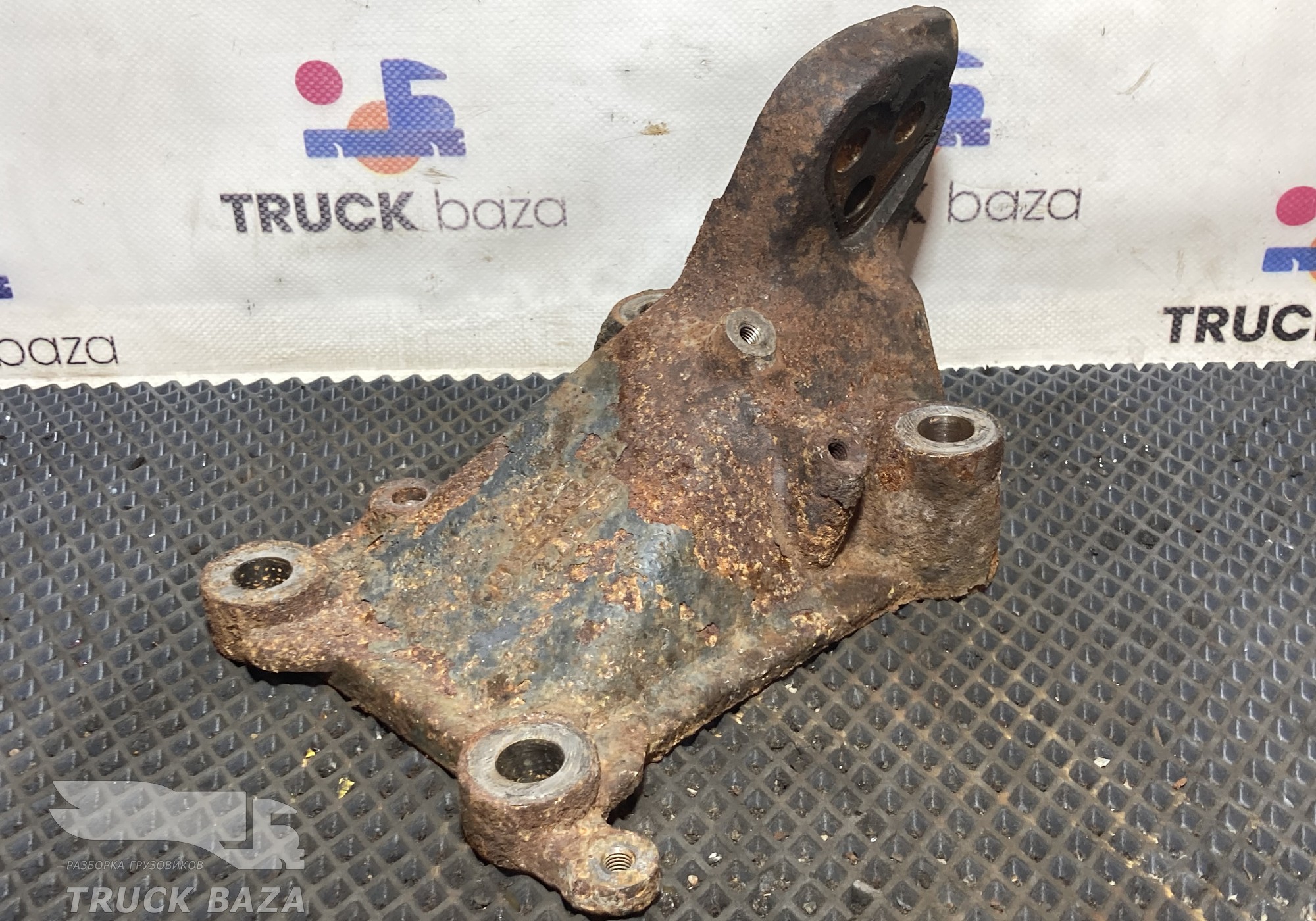 1757738 Кронштейн двигателя передний левый