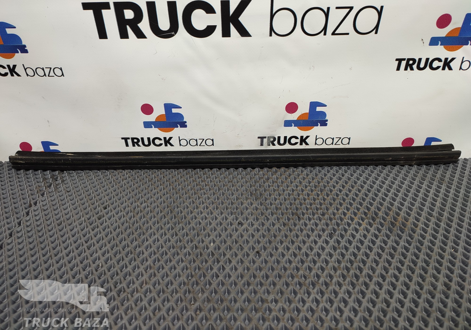 9607250766 Уплотнитель стекла двери левый