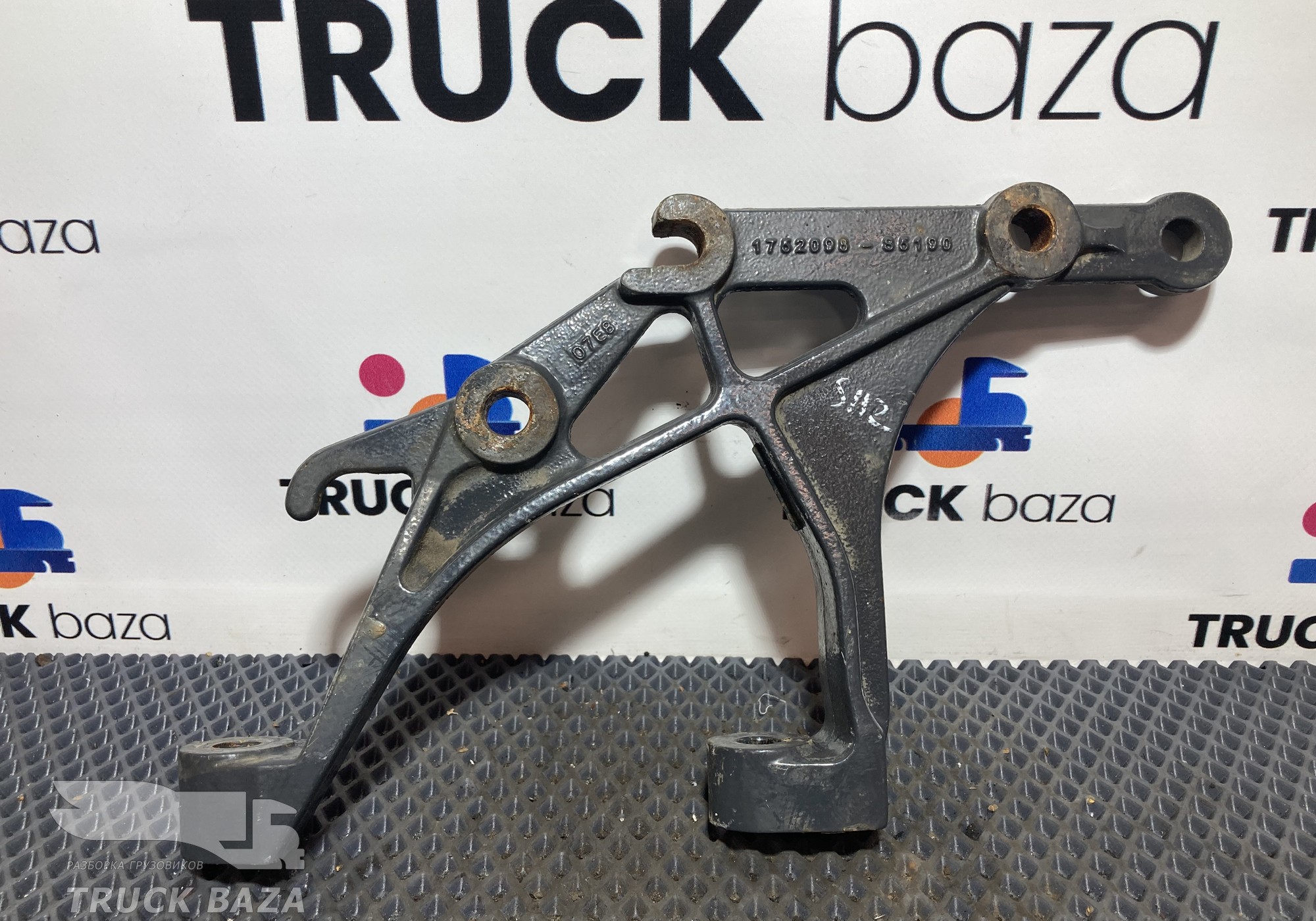 1752098 Кронштейн ящика АКБ