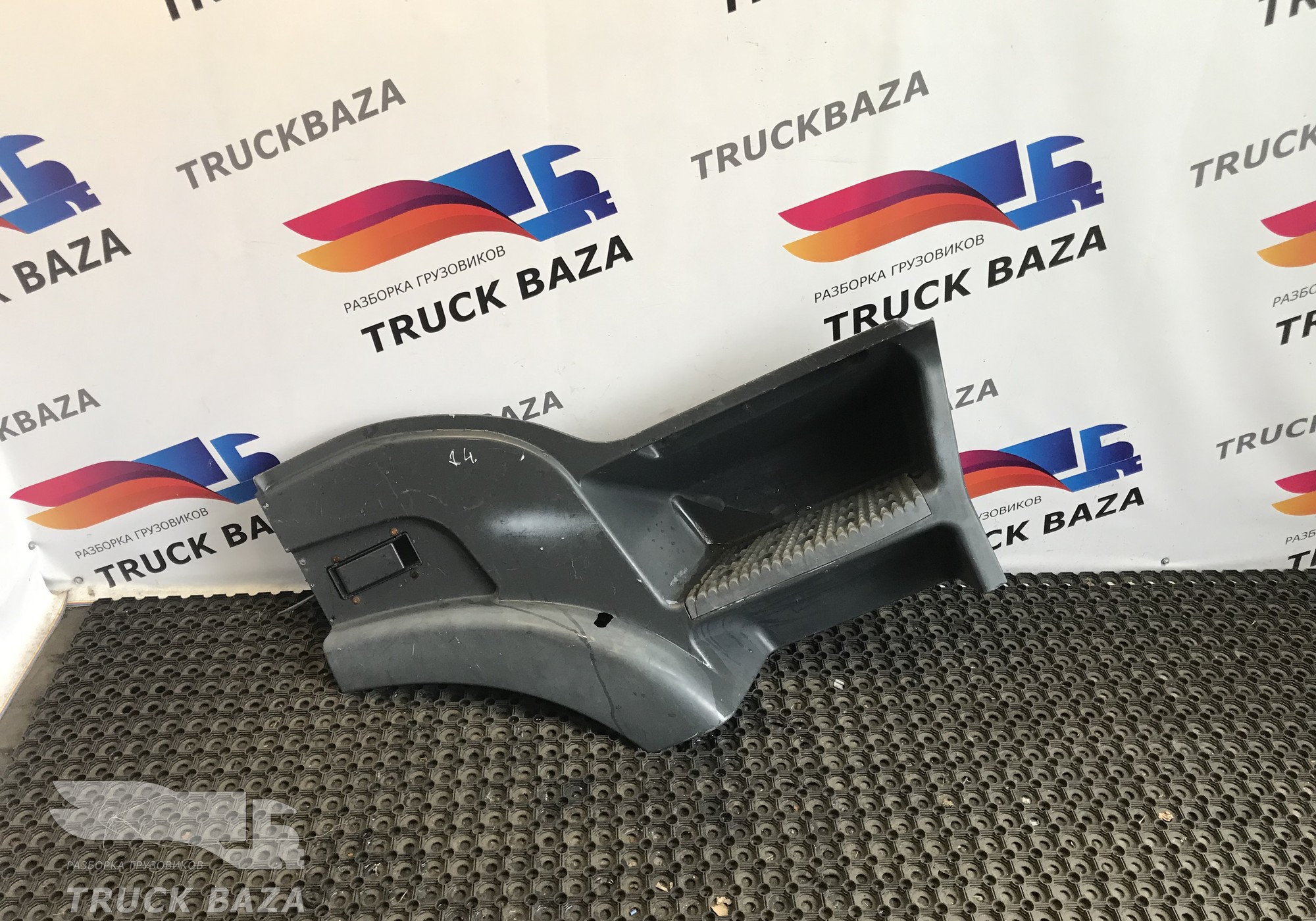 500375H67 Корпус подножки верхней RH для Iveco Stralis II Hi-Way (с 2012)