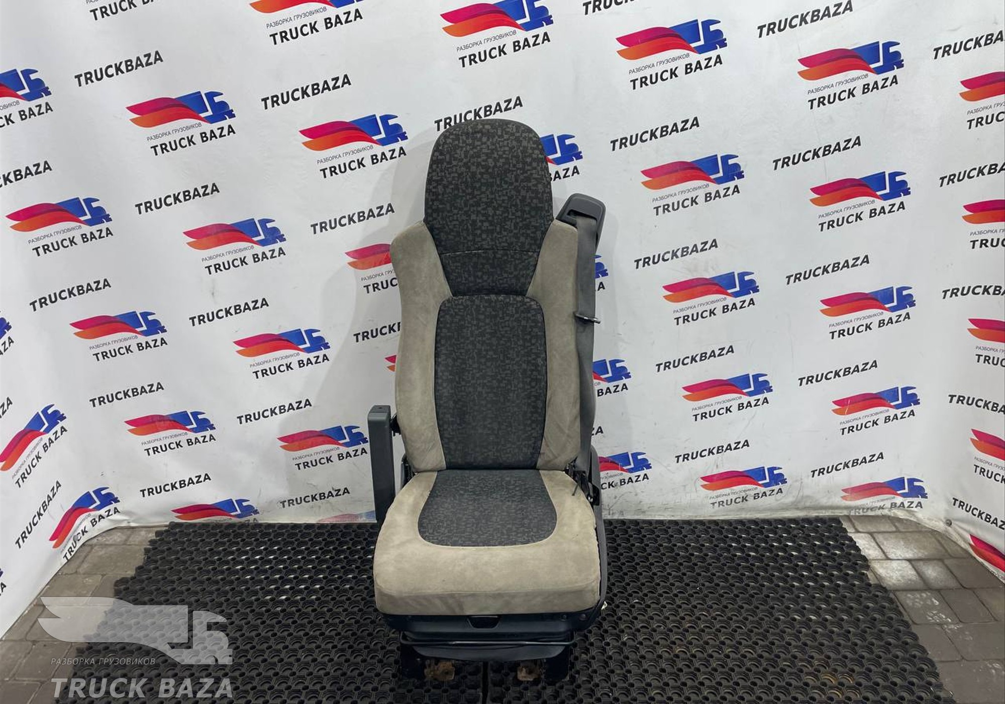 1738295 Сиденье переднее левое пневматическое для Daf XF105 (с 2005)