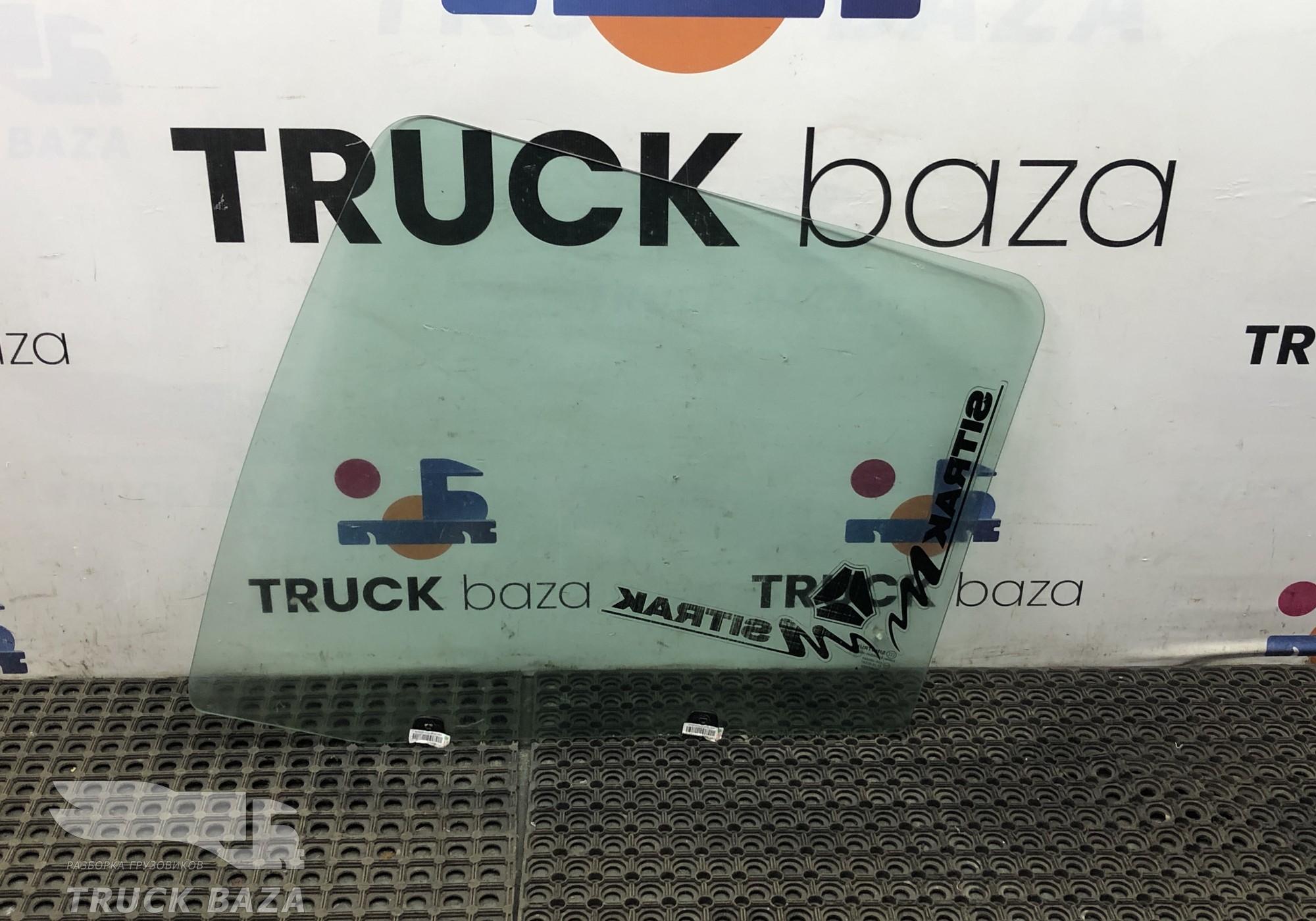 810W626450038 Стекло двери правой для Sinotruk Sitrak C7H
