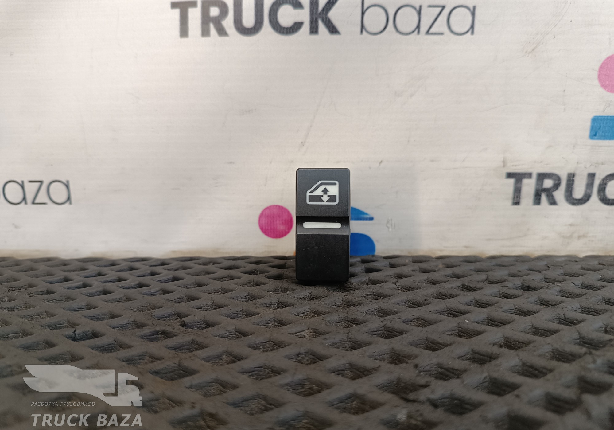 81255030318 Кнопка стеклоподъемника для Man TGX II (с 2012)