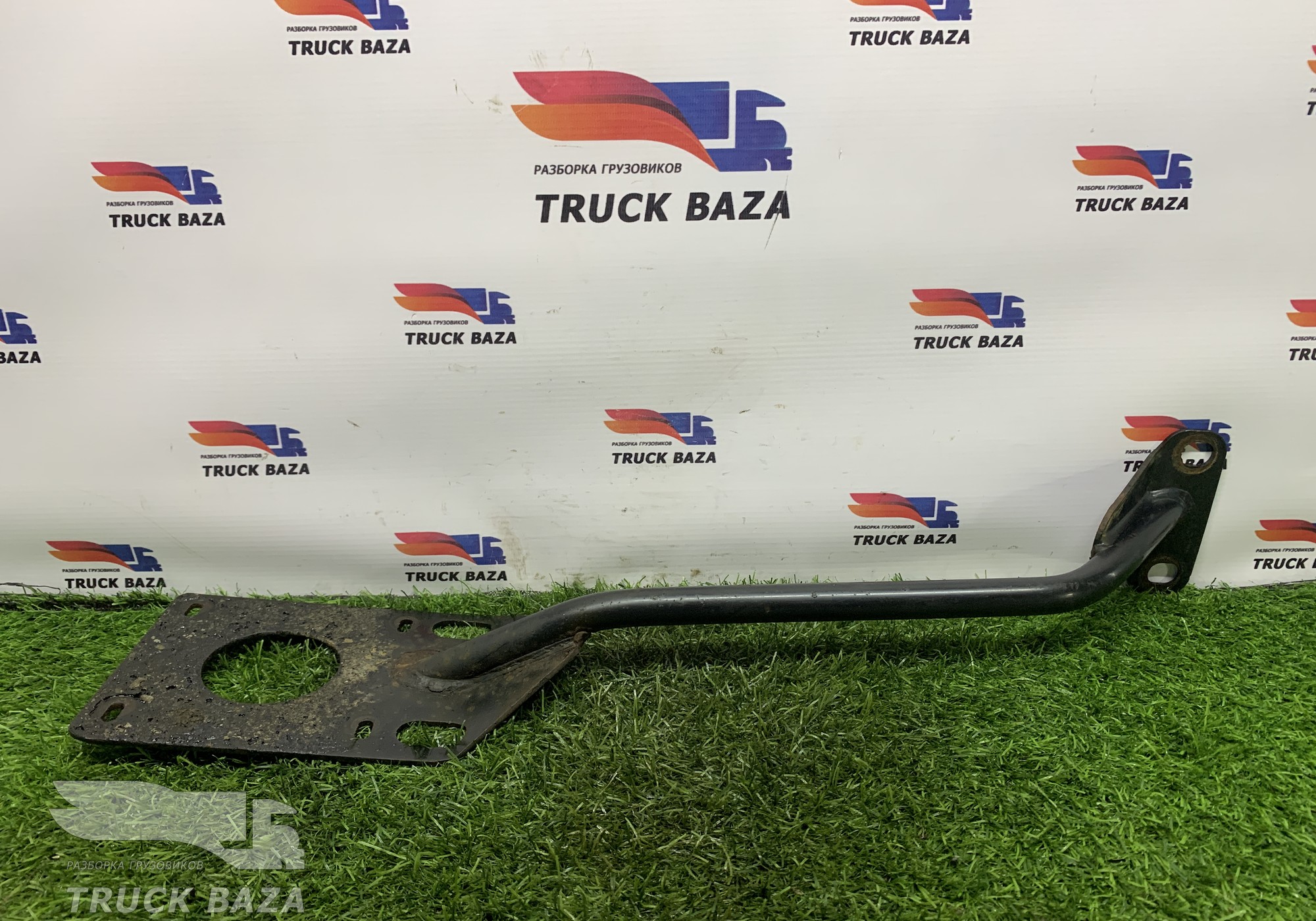 81612435372 Кронштейн крыла переднего правого