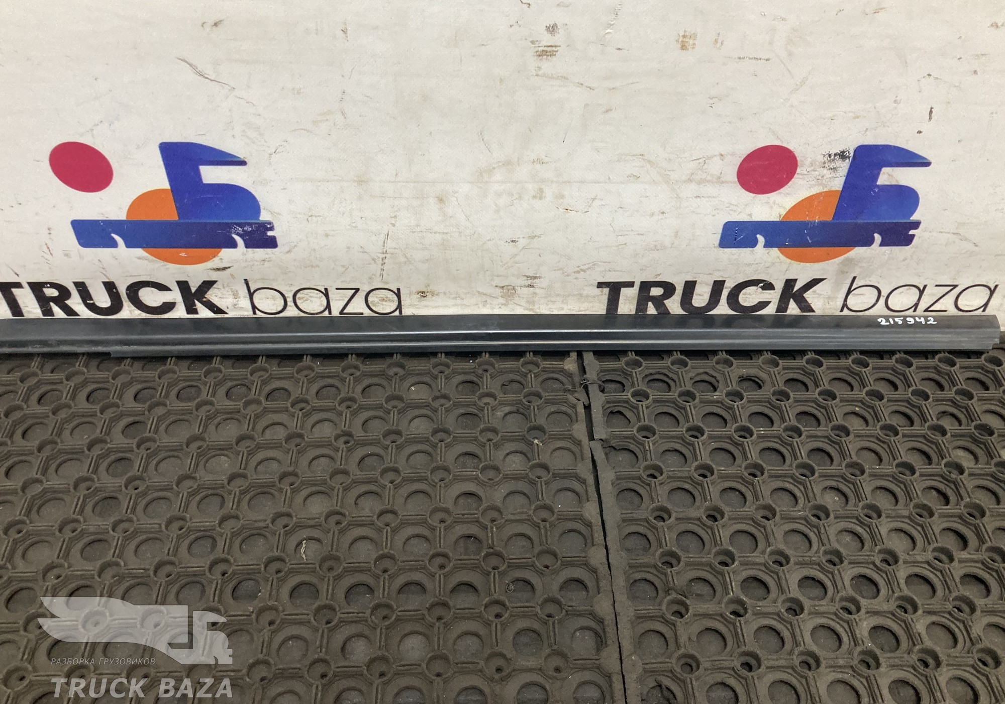 2557320 Уплотнитель стекла наружный левый для Scania 6-series