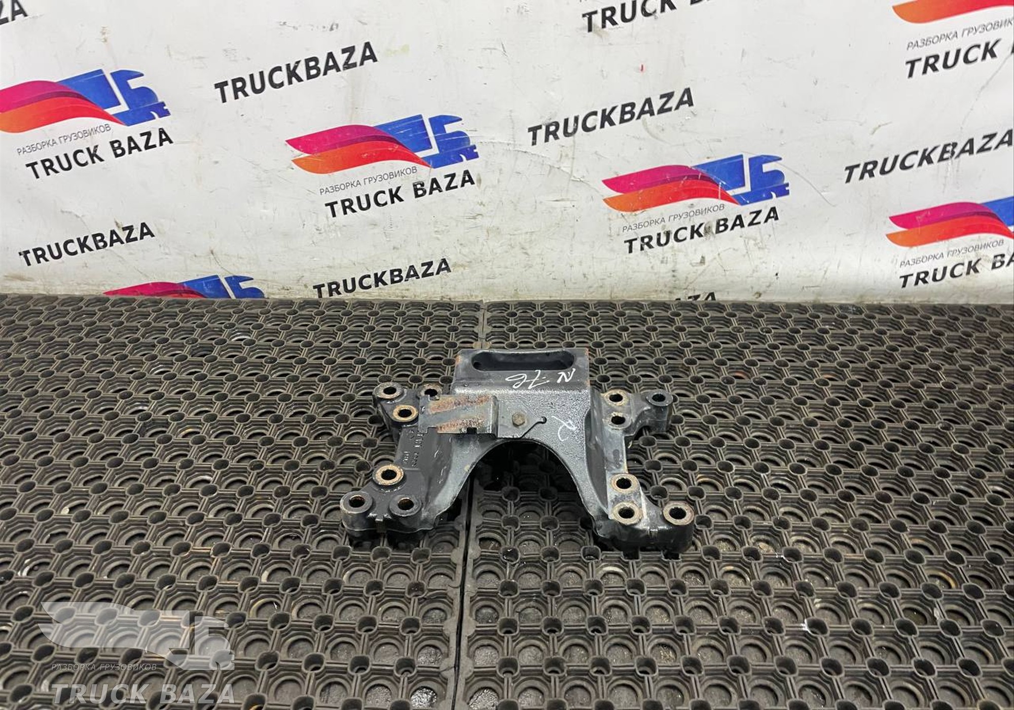 81412050029 Кронштейн траверсы КПП левый для Man TGX TG3 (с 2020)