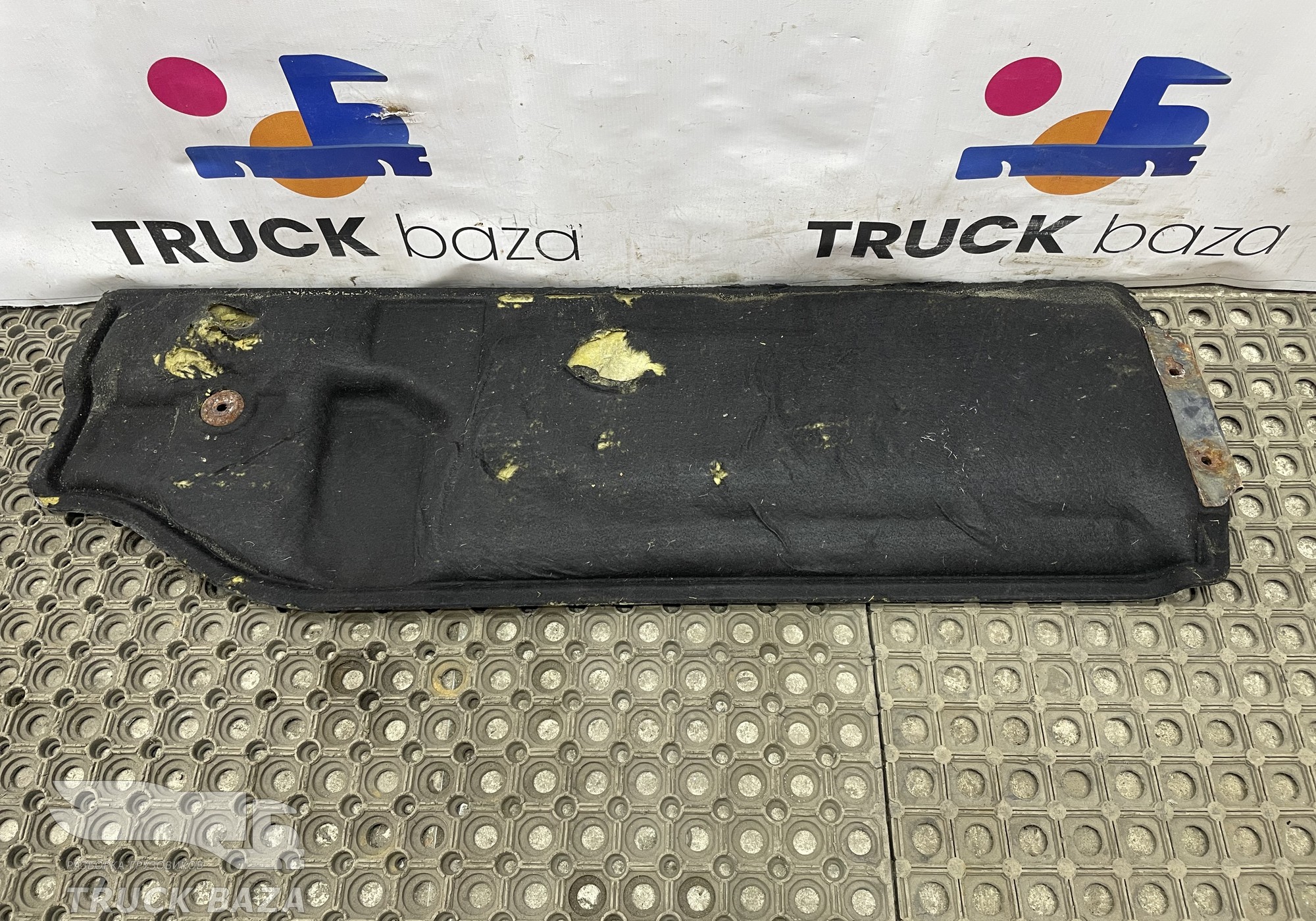 81192200957 Шумоизоляция двигателя левая