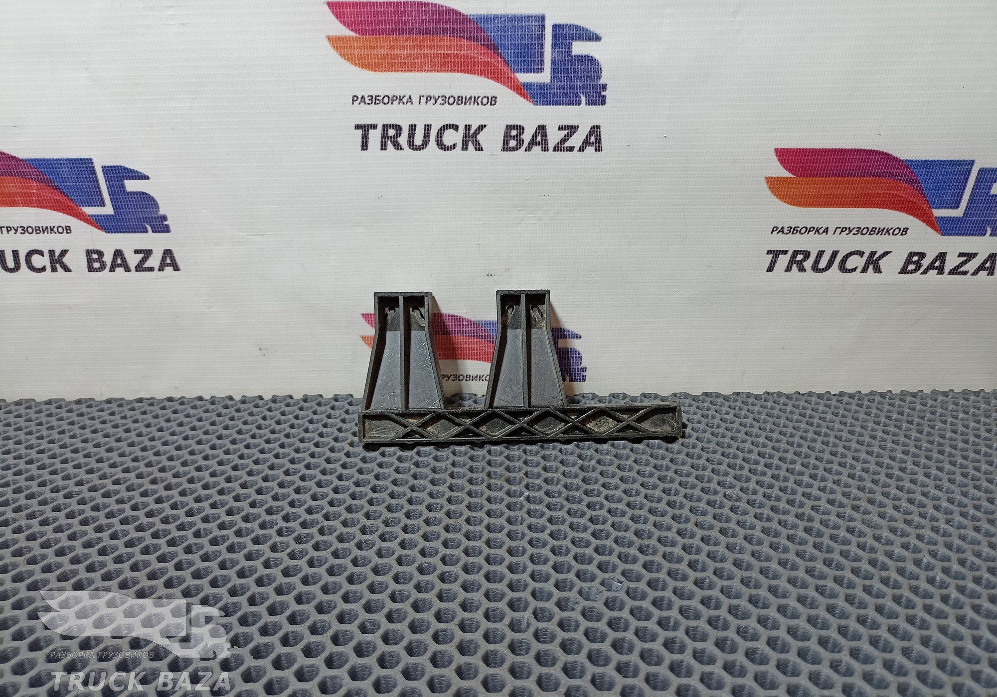 98404902 Направляющая стекла двери правой