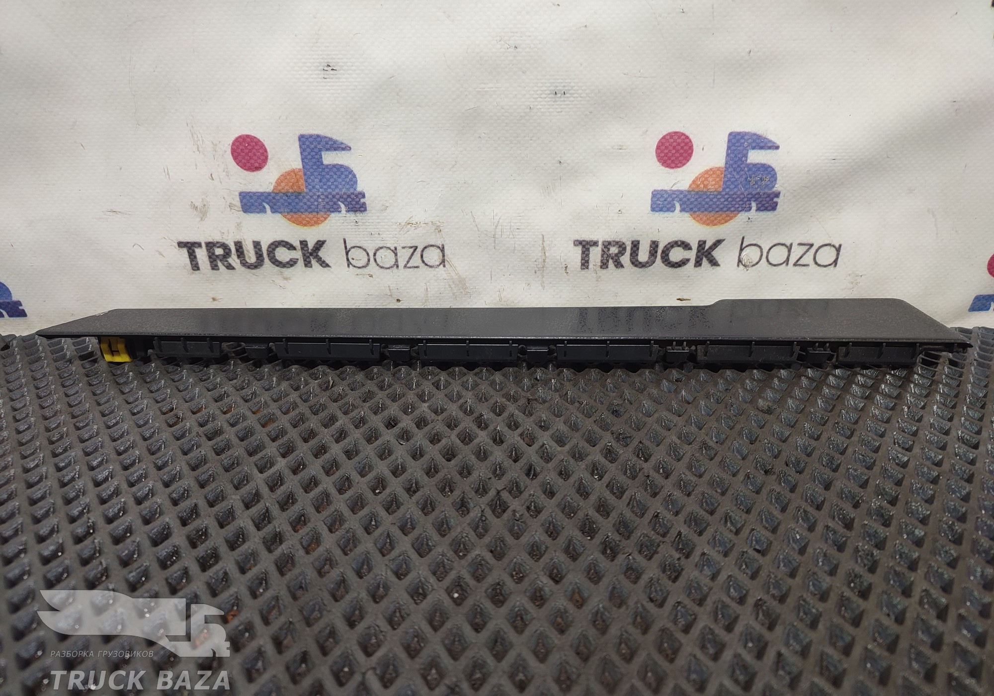 82301361 Накладка двери левой для Renault T (с 2013)