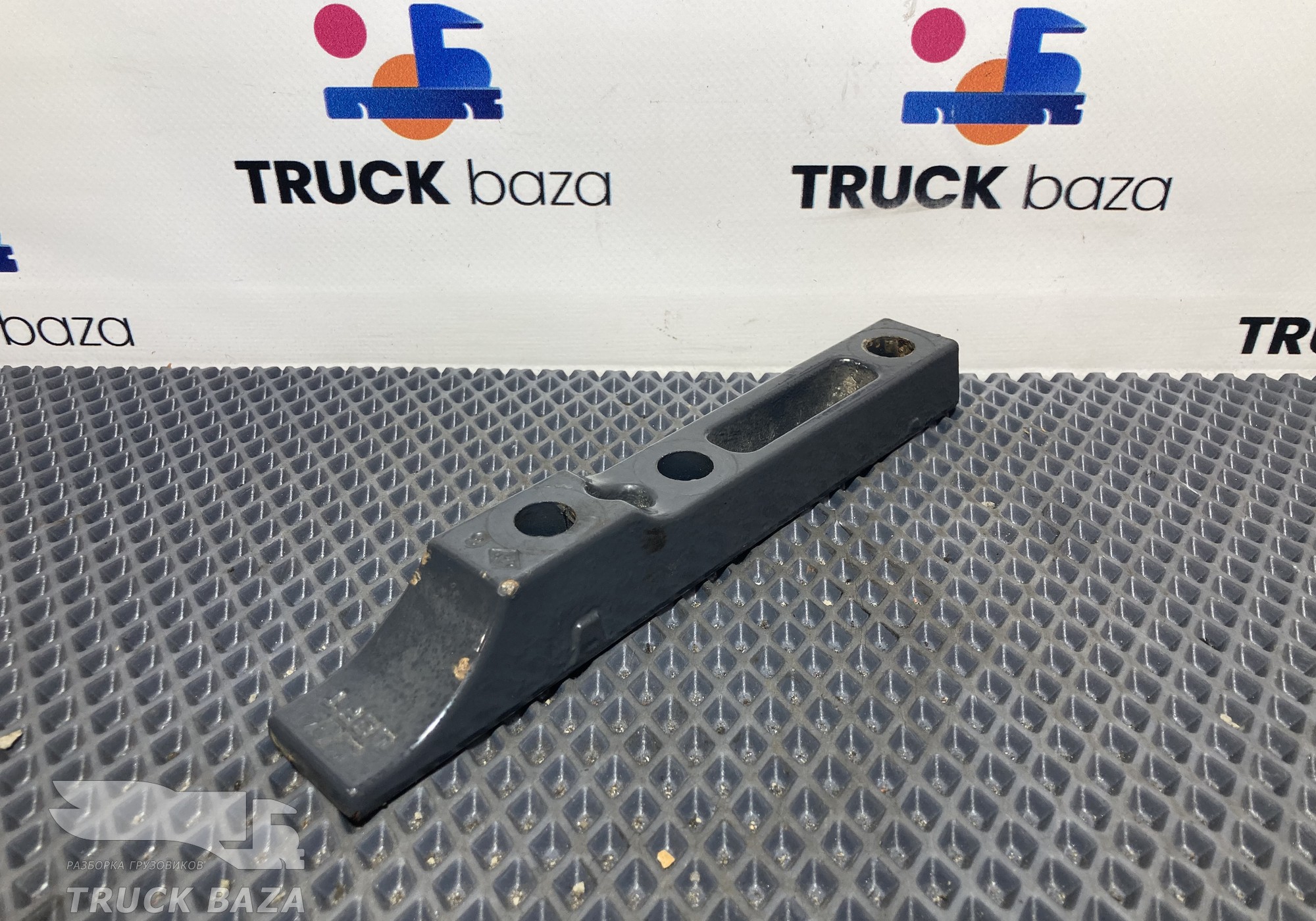 2407420 Кронштейн кабины задний левый