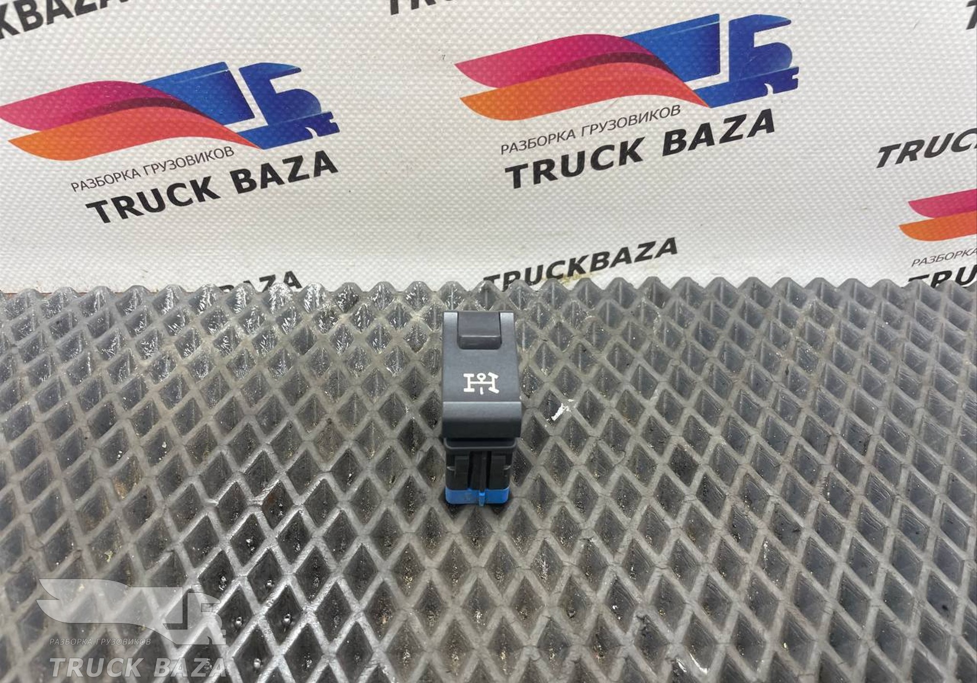 1832318 Кнопка многофункциональная для Daf XF106 (с 2012)