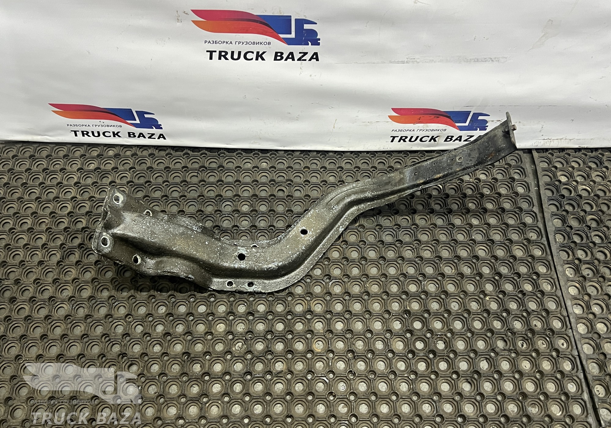 1866051 Кронштейн крыла левого