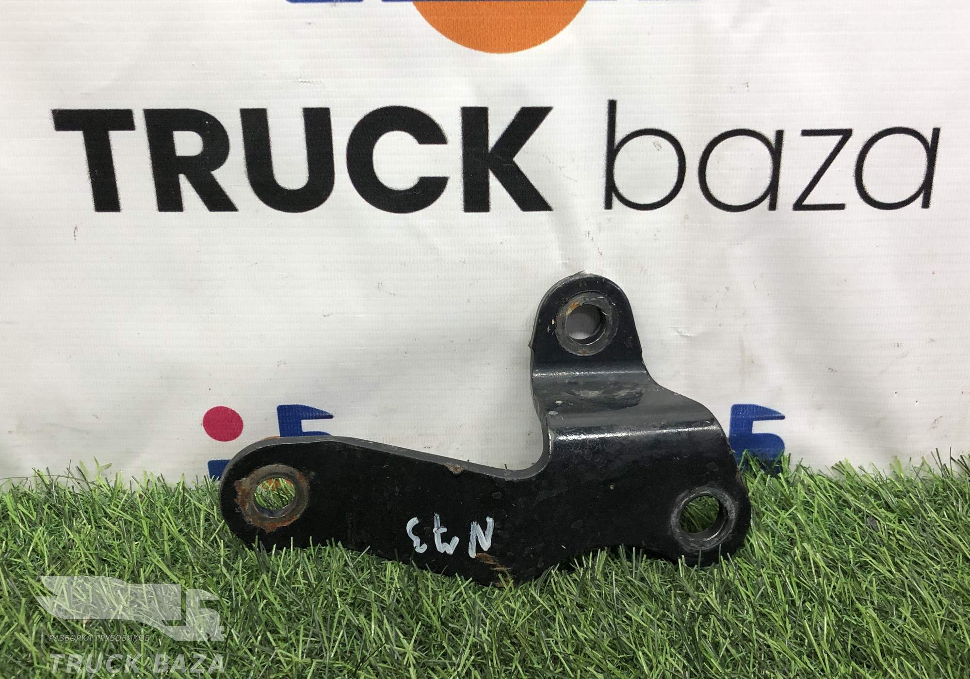 81437400216 Кронштейн стойки стабилизатора правый