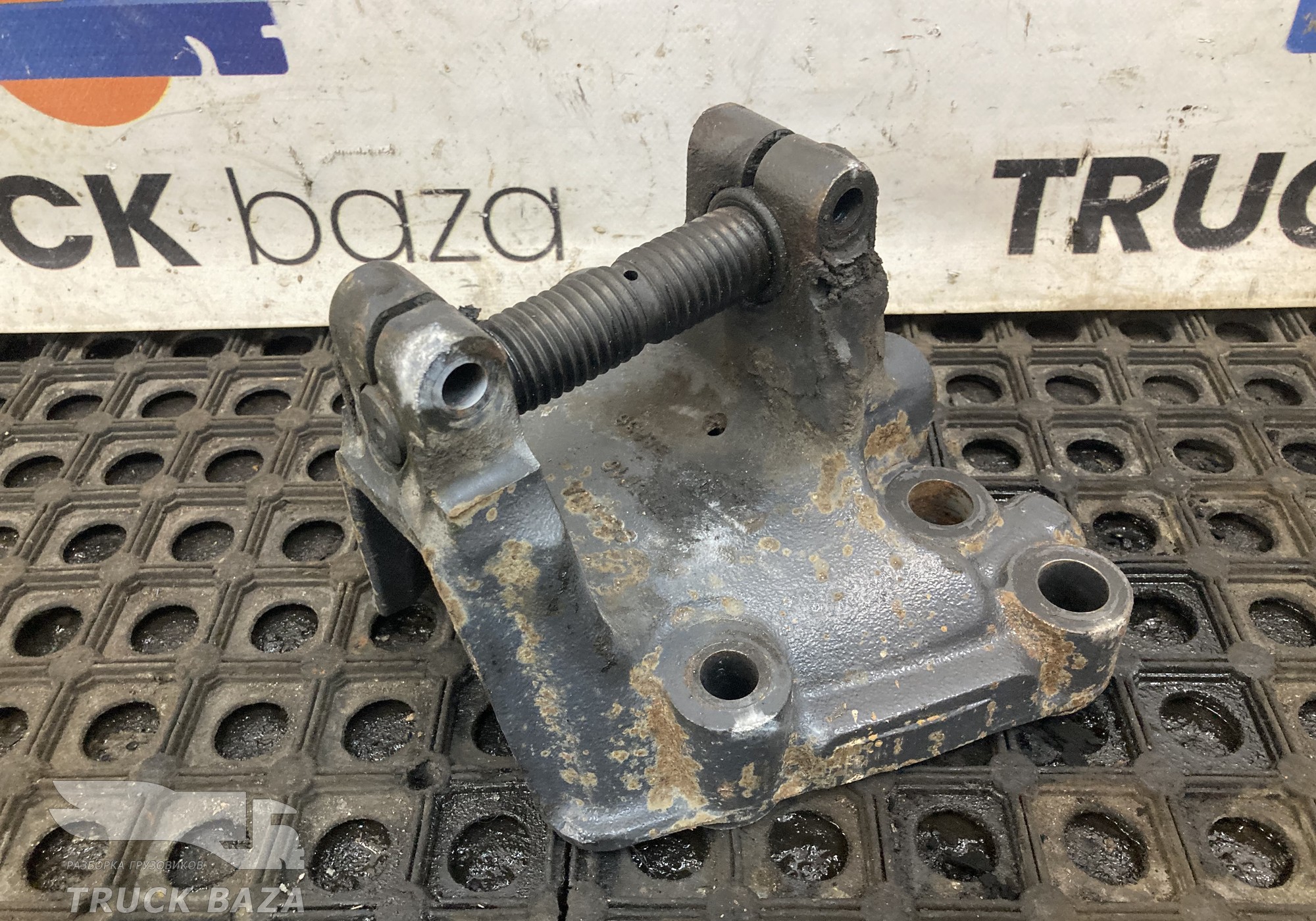 1785815 Кронштейн передней рессоры правый