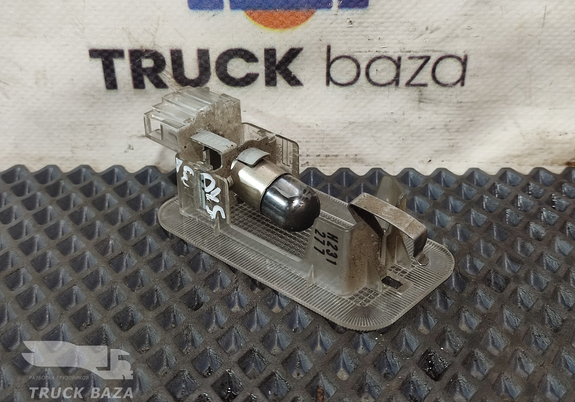 1451201 Плафон верхней вещевой полки